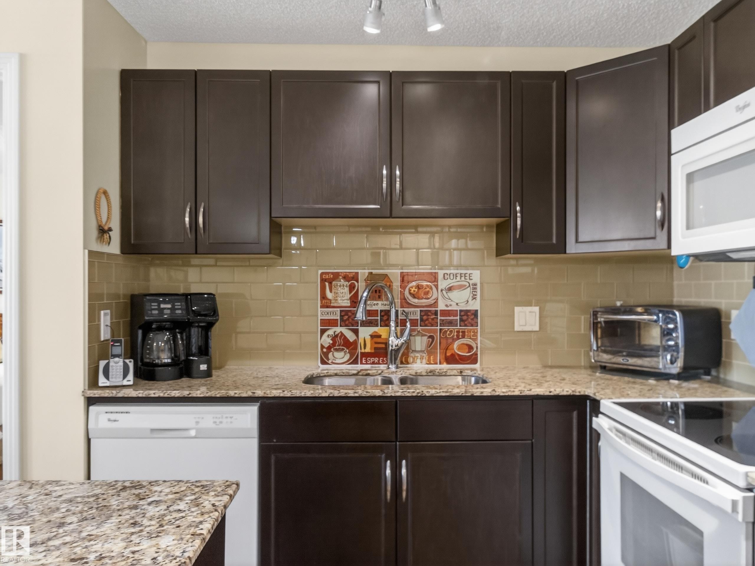 218 2045 Grantham Crest, Edmonton, AB - Indoor Photo Showing Kitchen With Double Sink