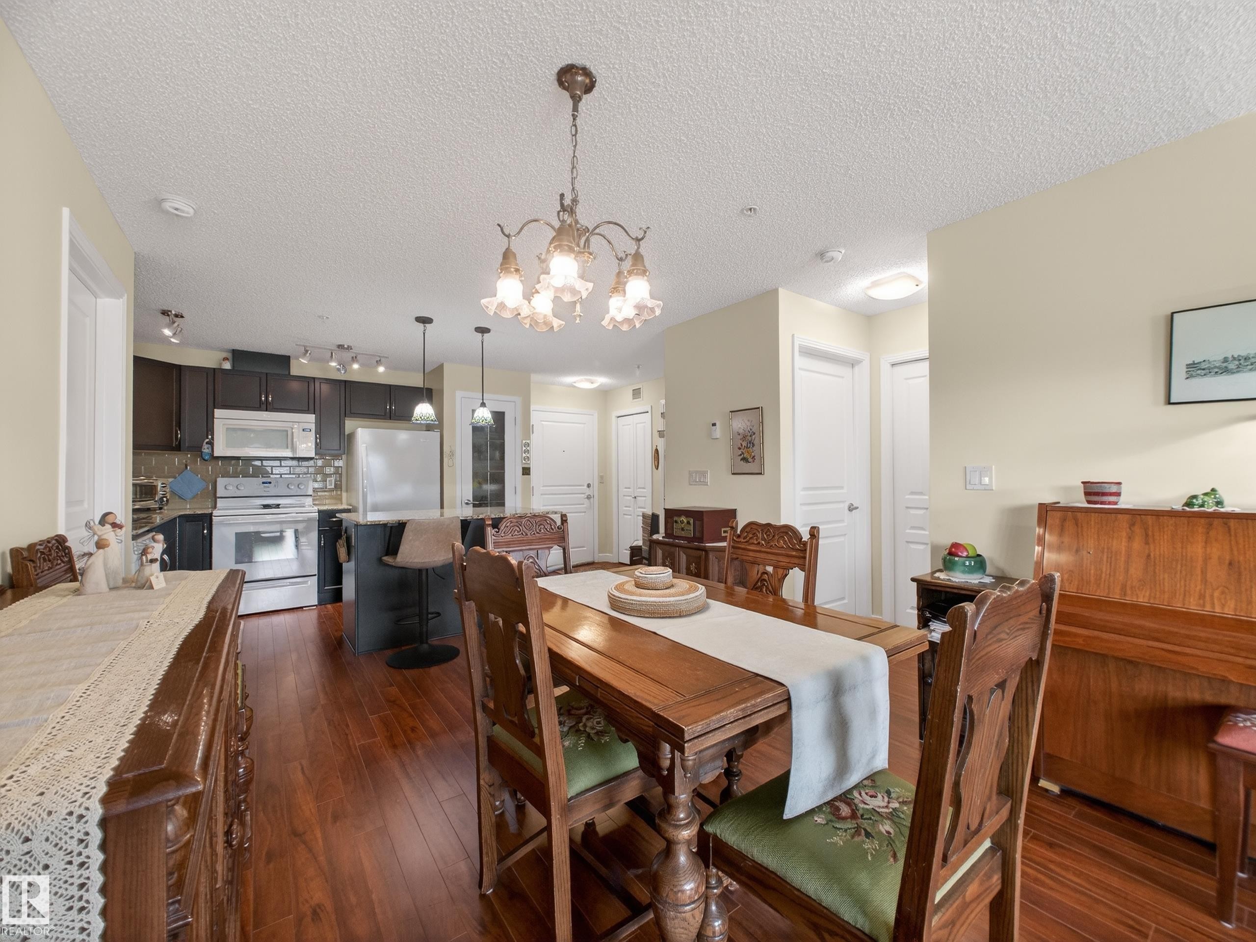 218 2045 Grantham Crest, Edmonton, AB - Indoor Photo Showing Dining Room
