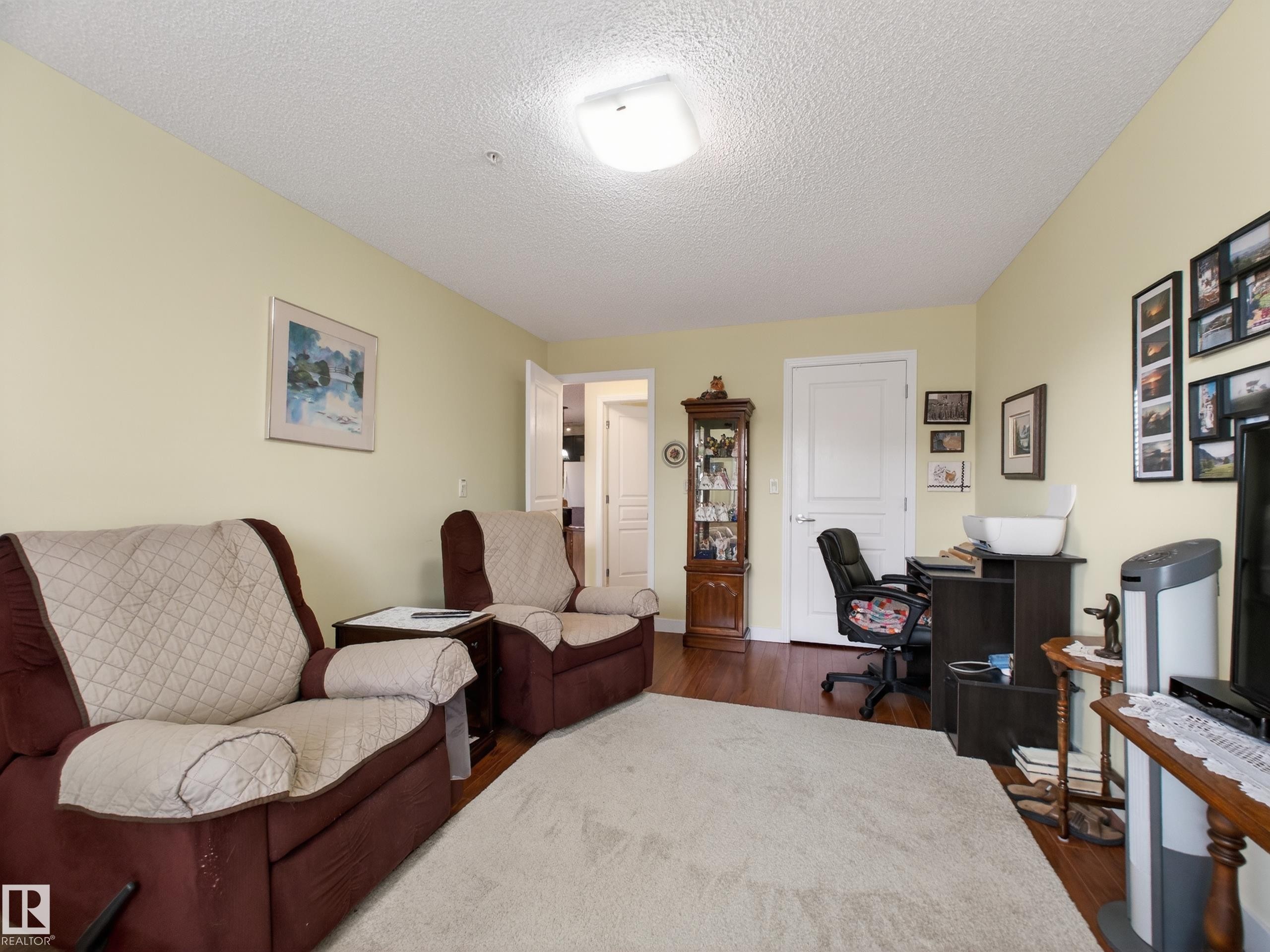 218 2045 Grantham Crest, Edmonton, AB - Indoor Photo Showing Living Room