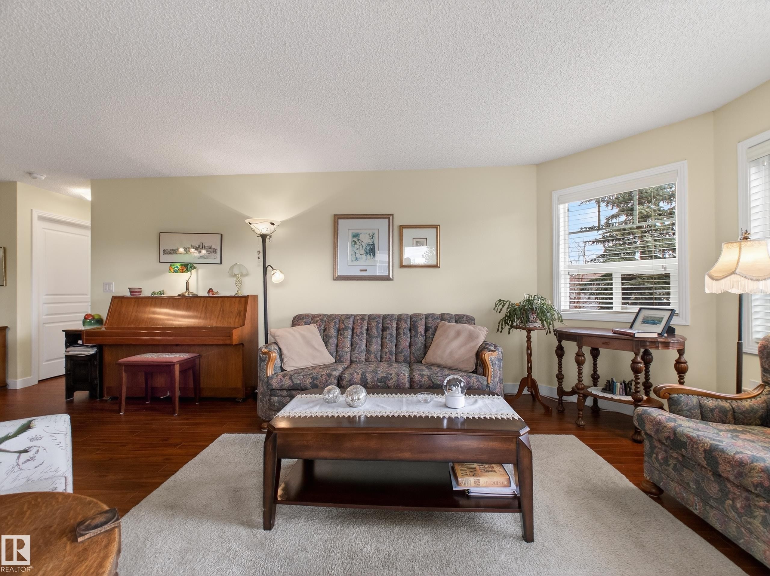 218 2045 Grantham Crest, Edmonton, AB - Indoor Photo Showing Living Room