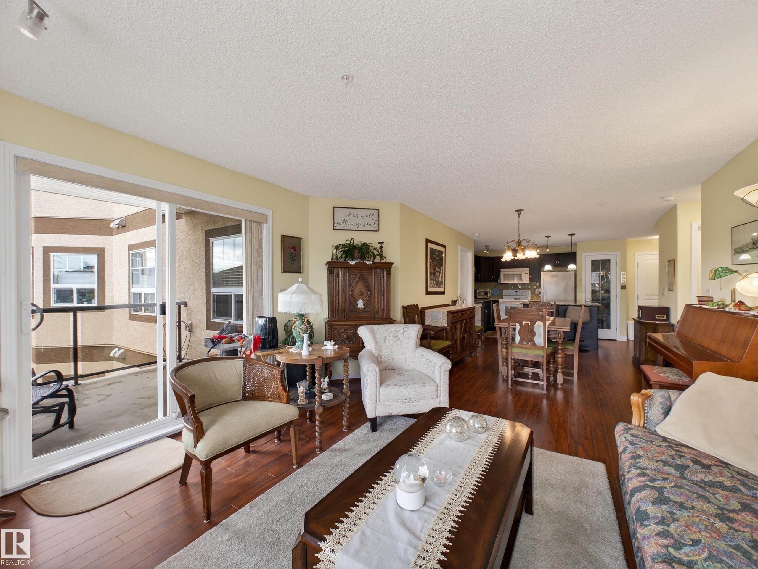 218 2045 Grantham Crest, Edmonton, AB - Indoor Photo Showing Living Room