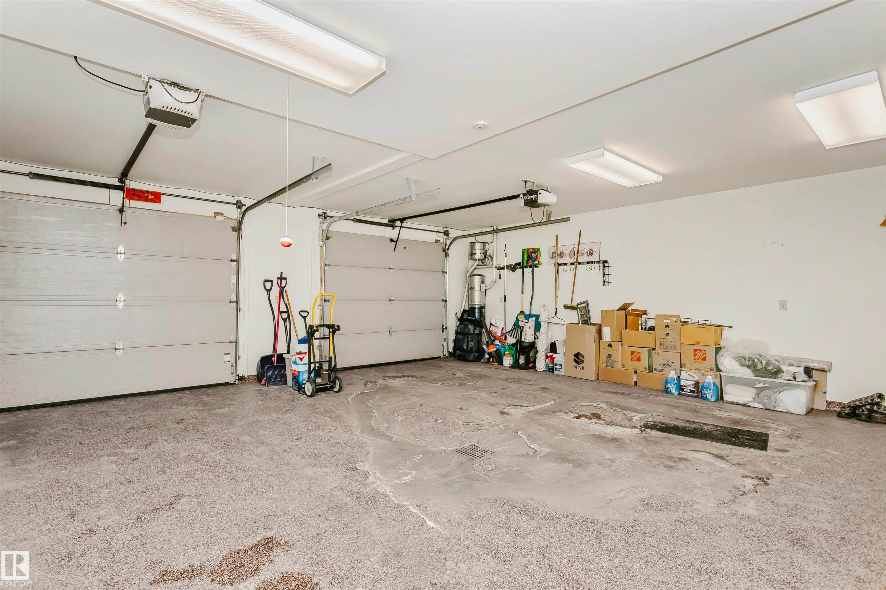 12 Wellington Crescent Nw, Edmonton, AB - Indoor Photo Showing Garage