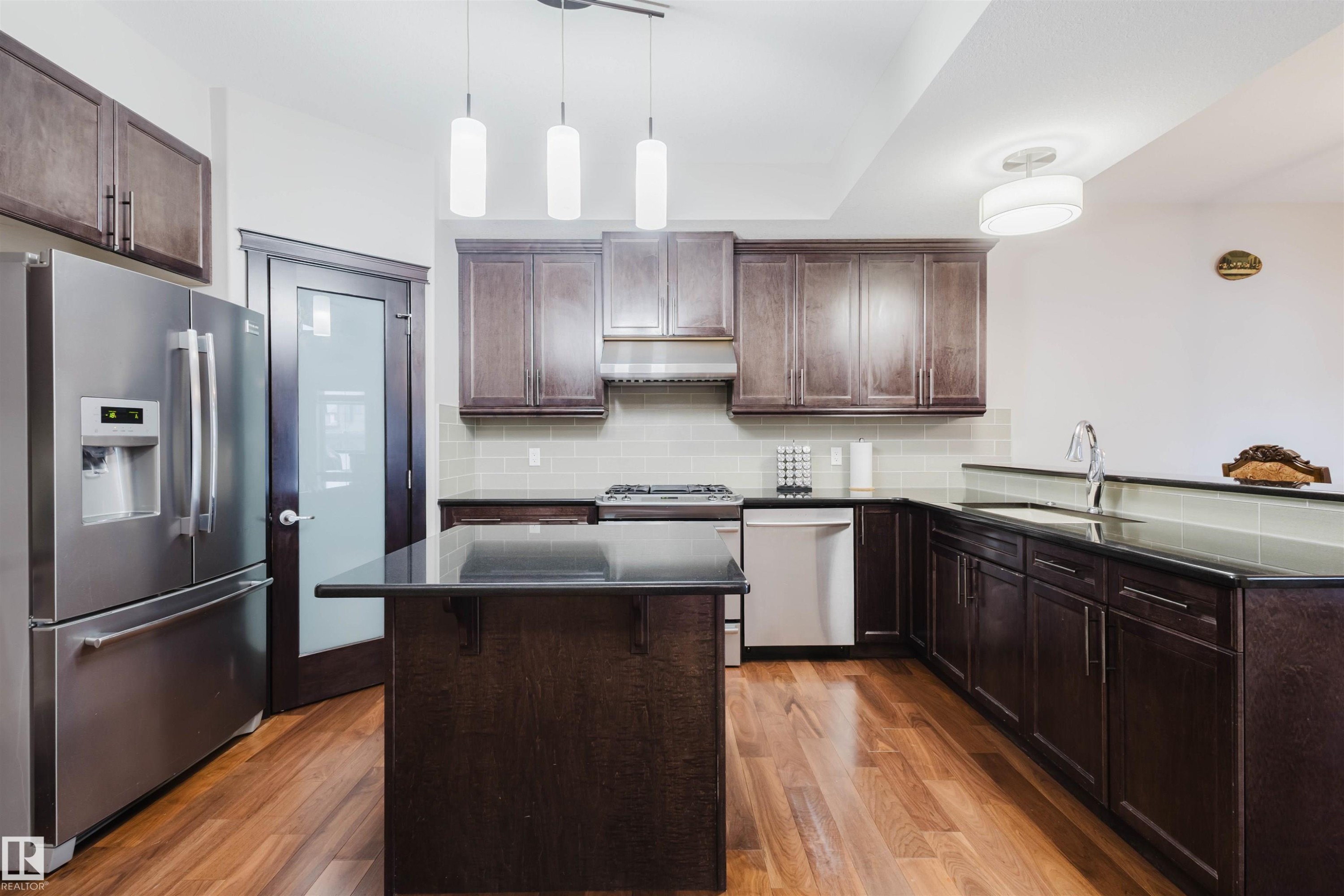 3920 Ginsburg Crescent, Edmonton, AB - Indoor Photo Showing Kitchen With Upgraded Kitchen