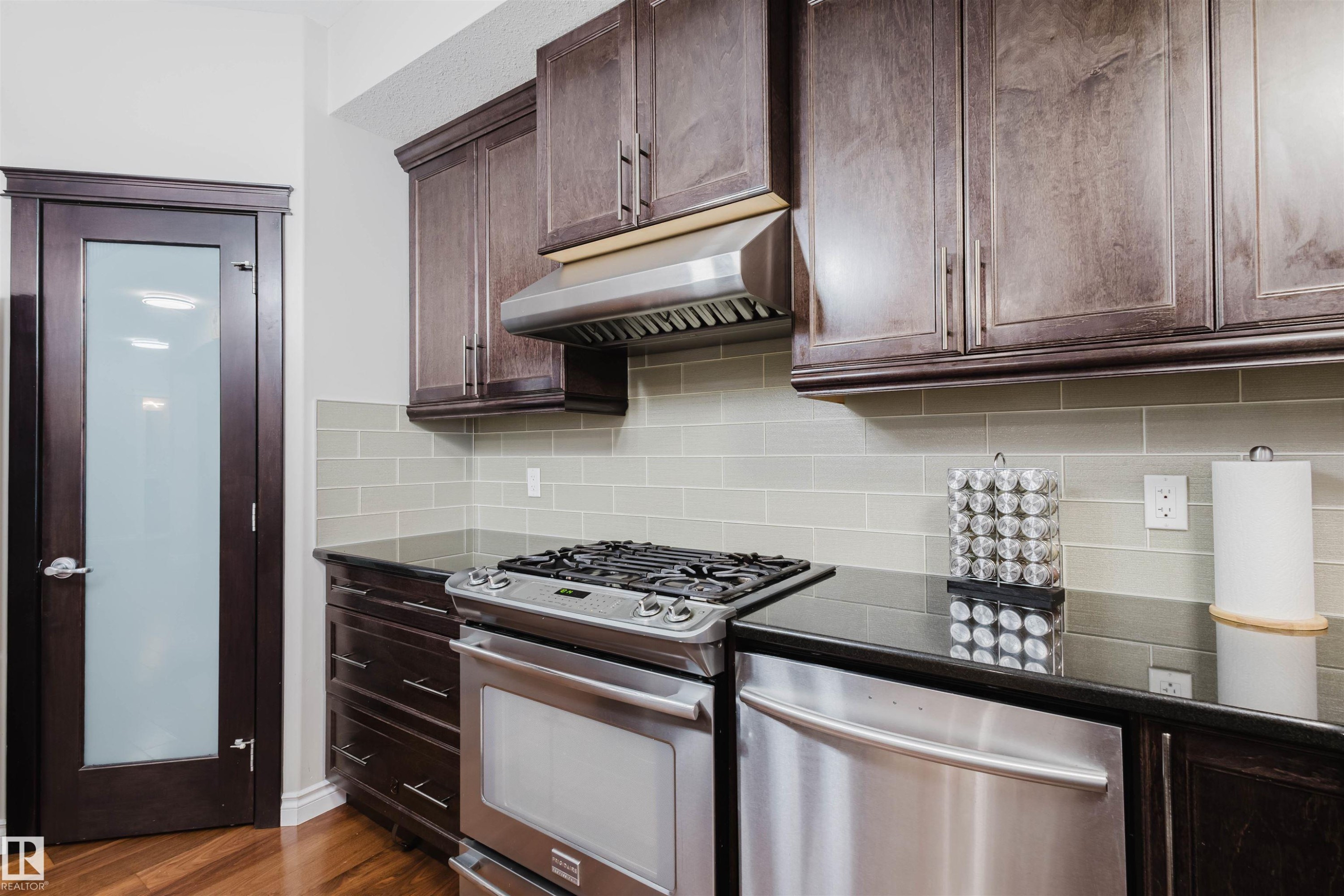 3920 Ginsburg Crescent, Edmonton, AB - Indoor Photo Showing Kitchen With Upgraded Kitchen