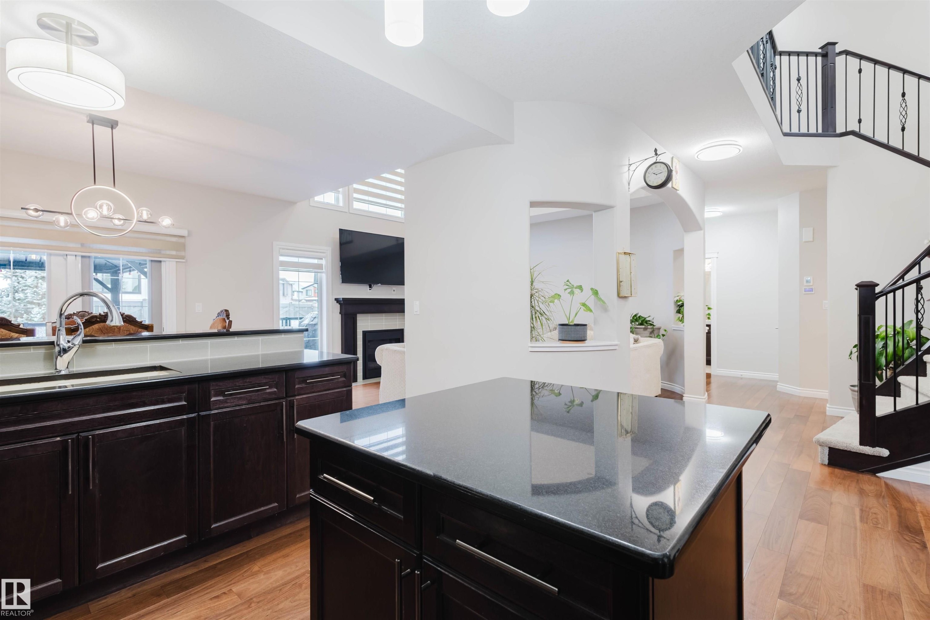 3920 Ginsburg Crescent, Edmonton, AB - Indoor Photo Showing Kitchen