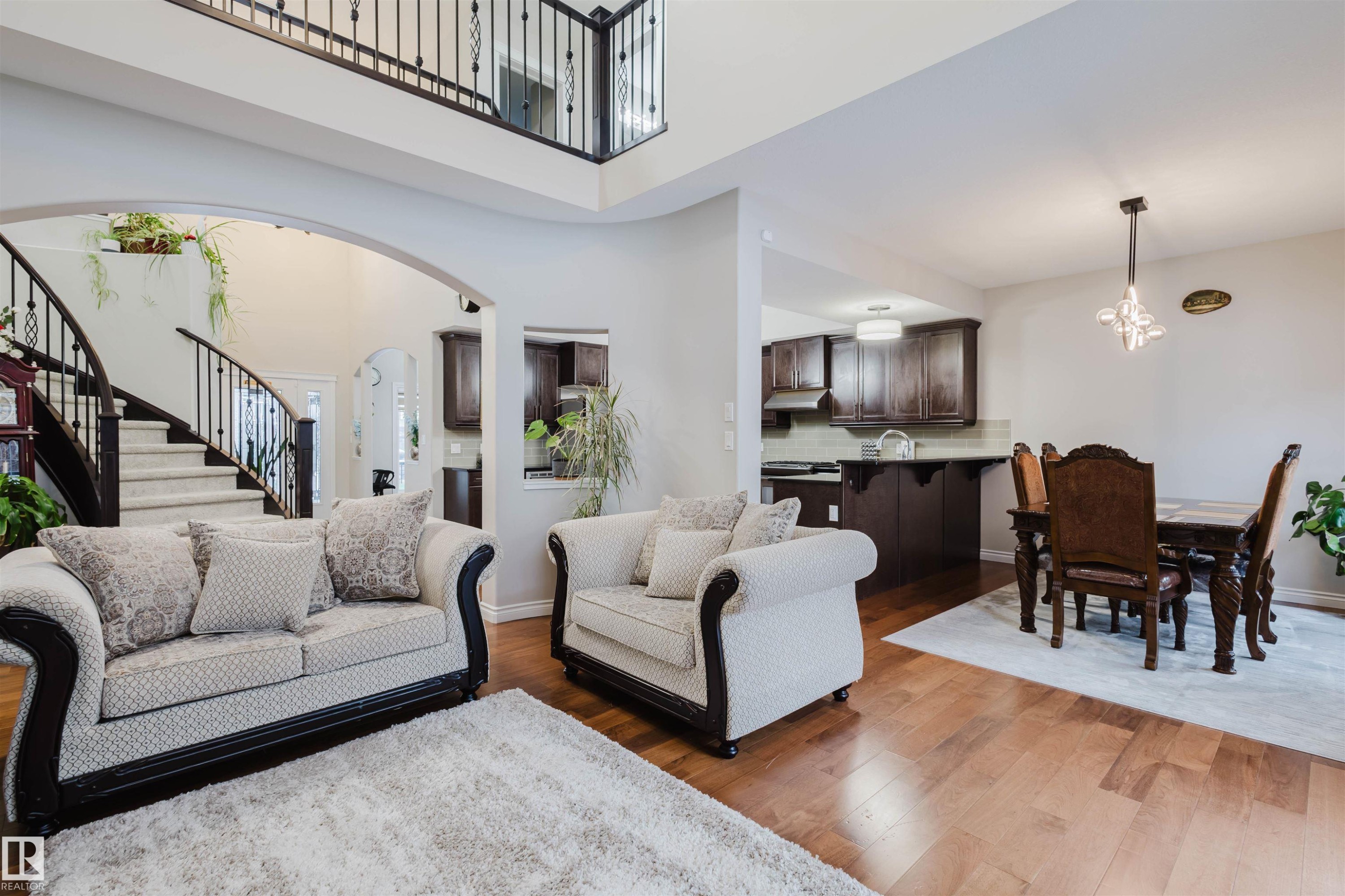 3920 Ginsburg Crescent, Edmonton, AB - Indoor Photo Showing Living Room