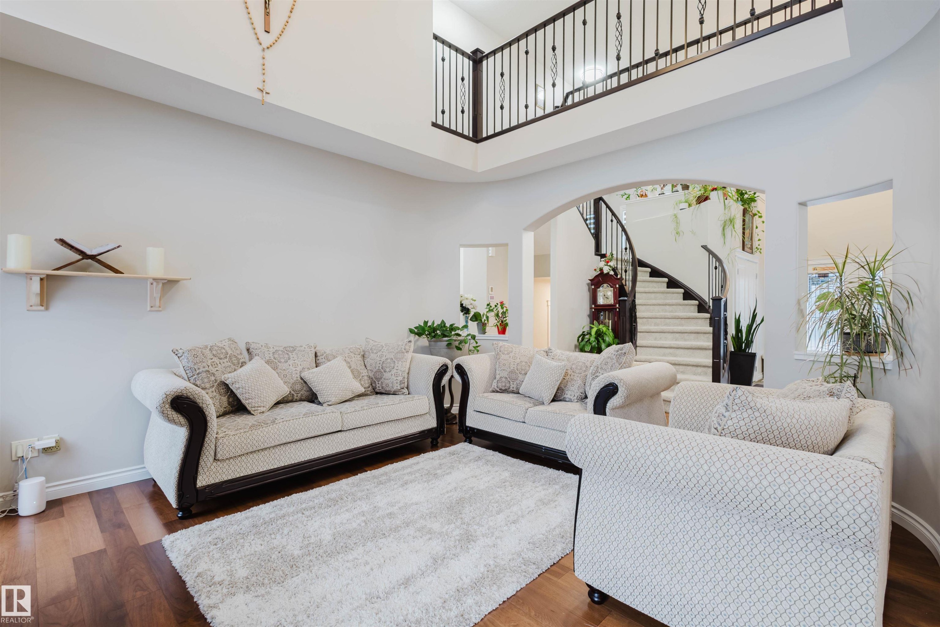 3920 Ginsburg Crescent, Edmonton, AB - Indoor Photo Showing Living Room