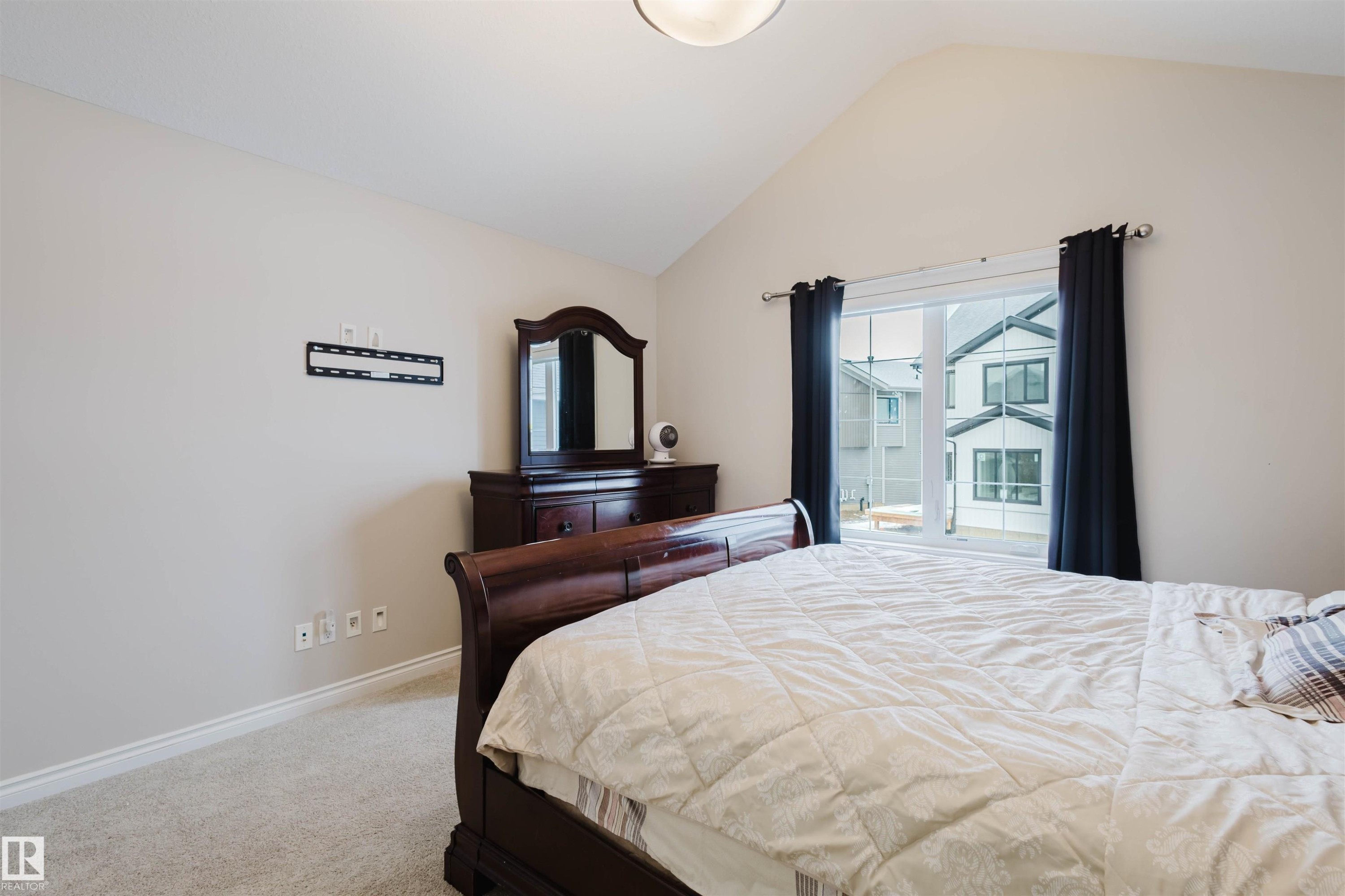 3920 Ginsburg Crescent, Edmonton, AB - Indoor Photo Showing Bedroom