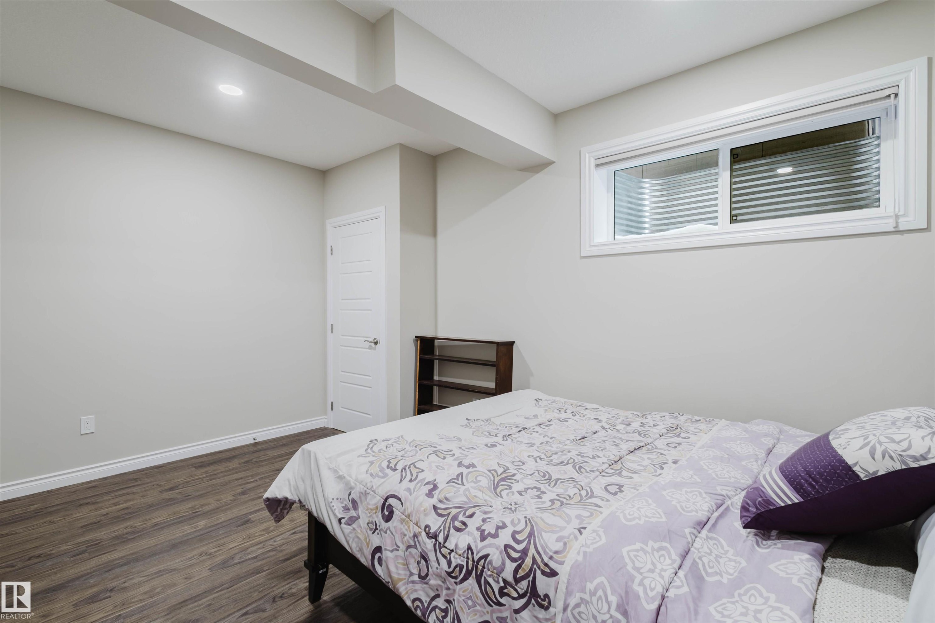 3920 Ginsburg Crescent, Edmonton, AB - Indoor Photo Showing Bedroom