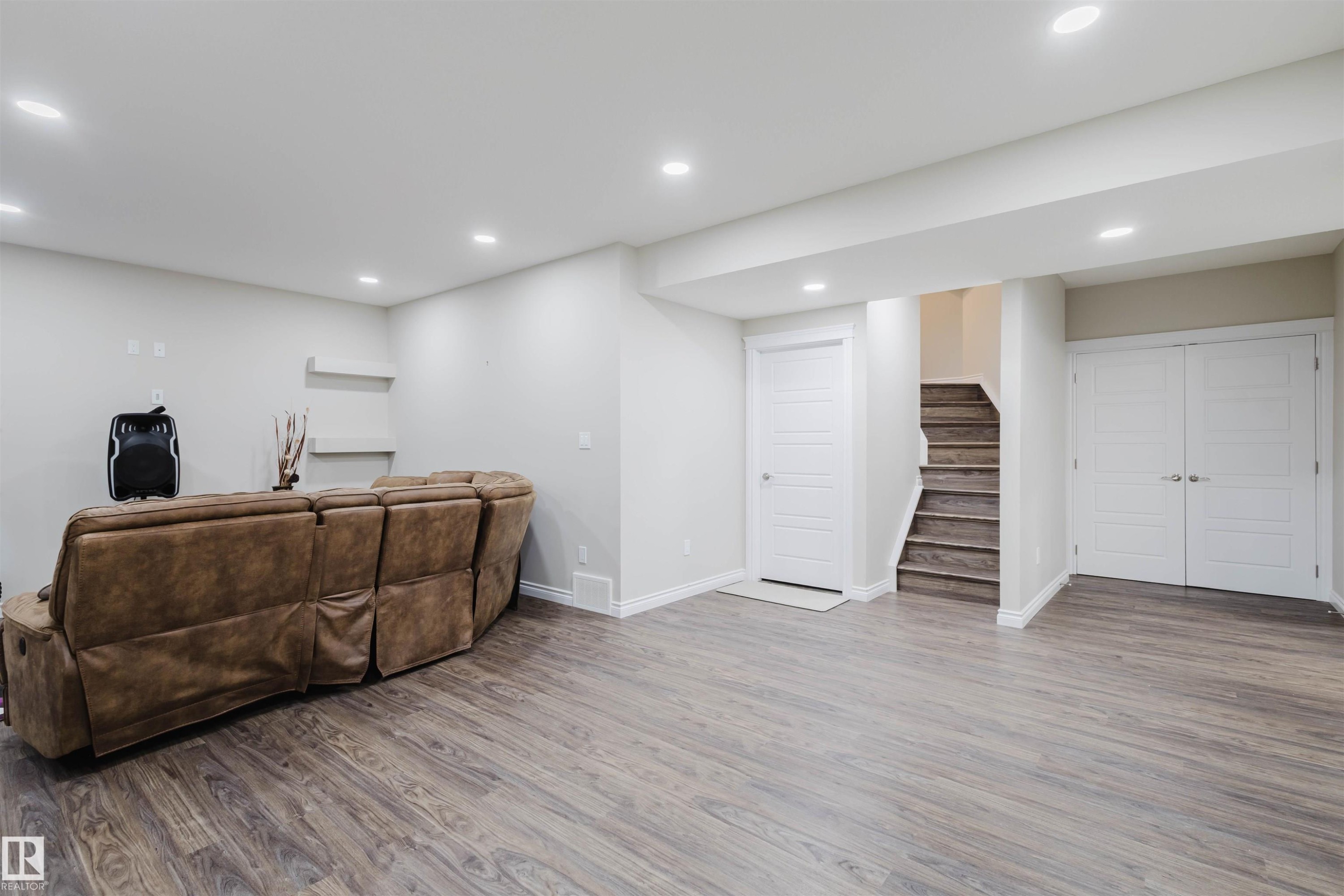 3920 Ginsburg Crescent, Edmonton, AB - Indoor