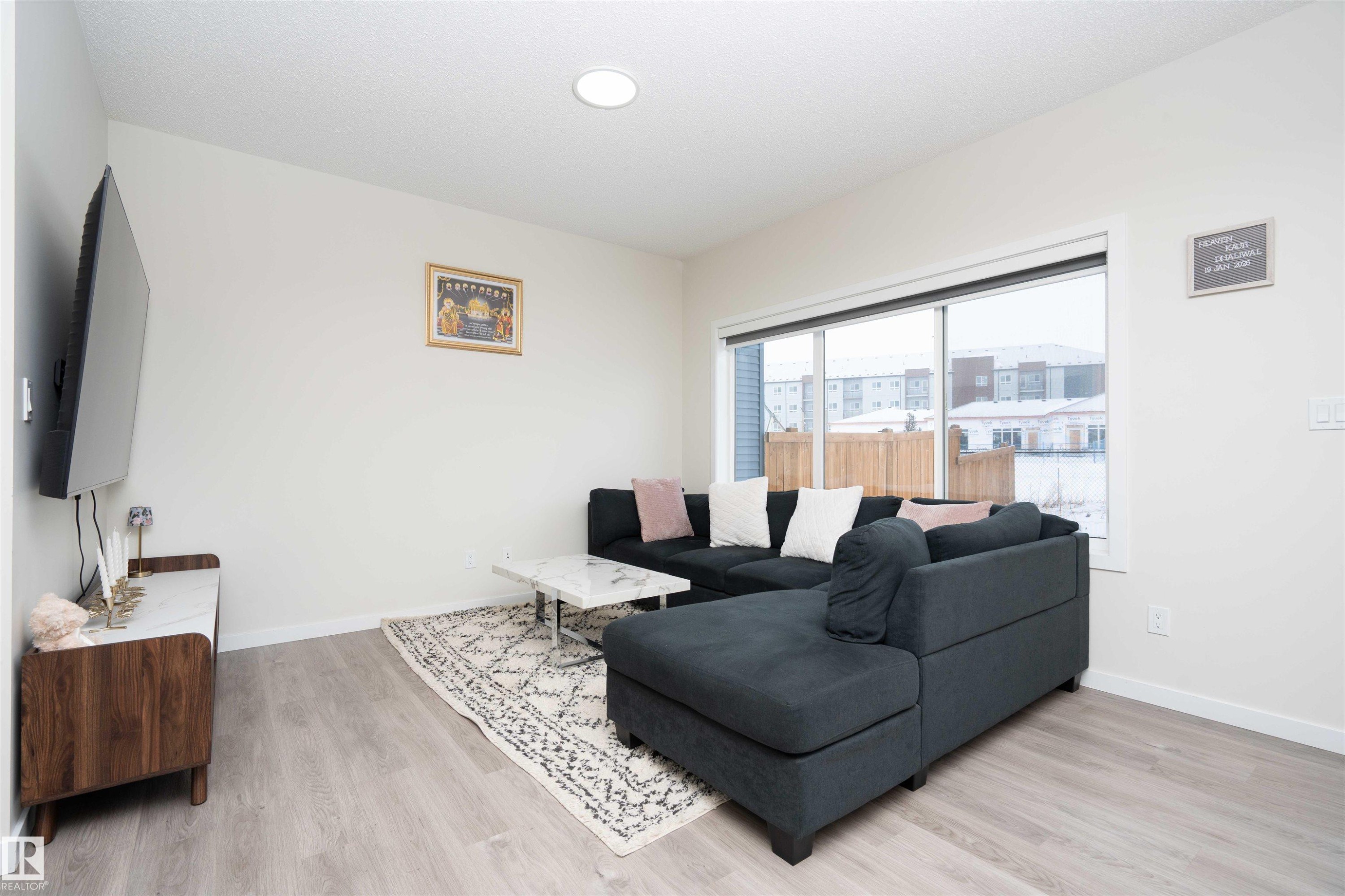 1487 Plum Circle Circle, Edmonton, AB - Indoor Photo Showing Living Room