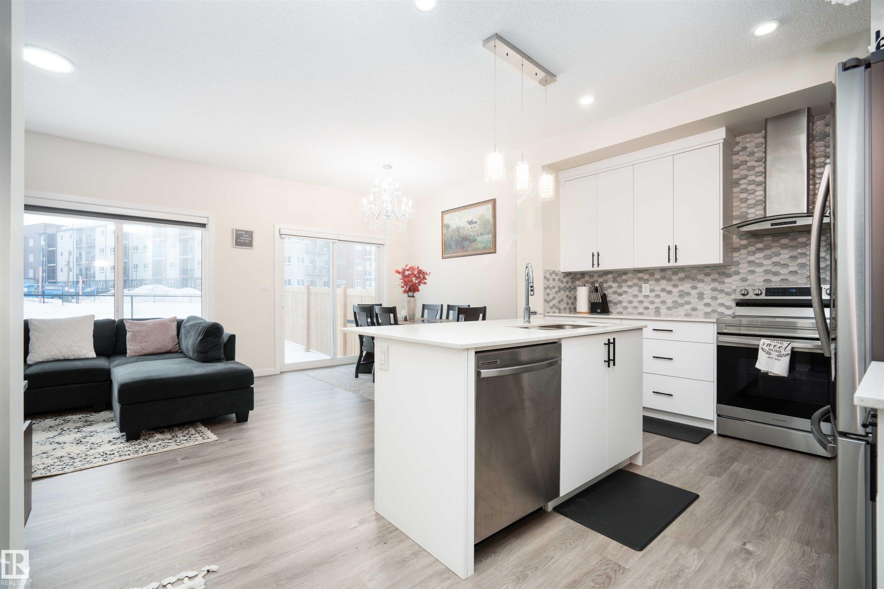 1487 Plum Circle Circle, Edmonton, AB - Indoor Photo Showing Kitchen With Upgraded Kitchen