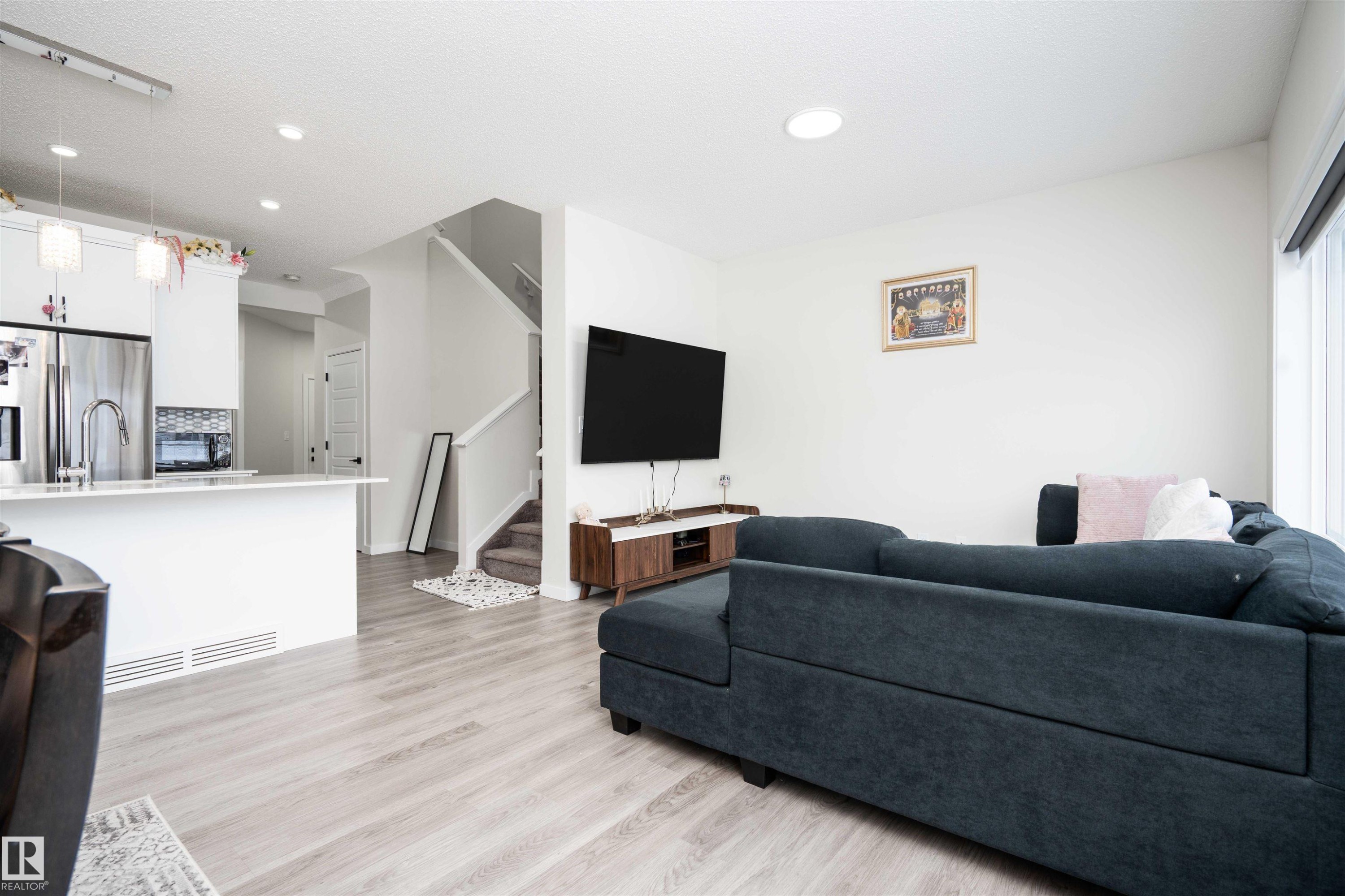 1487 Plum Circle Circle, Edmonton, AB - Indoor Photo Showing Living Room