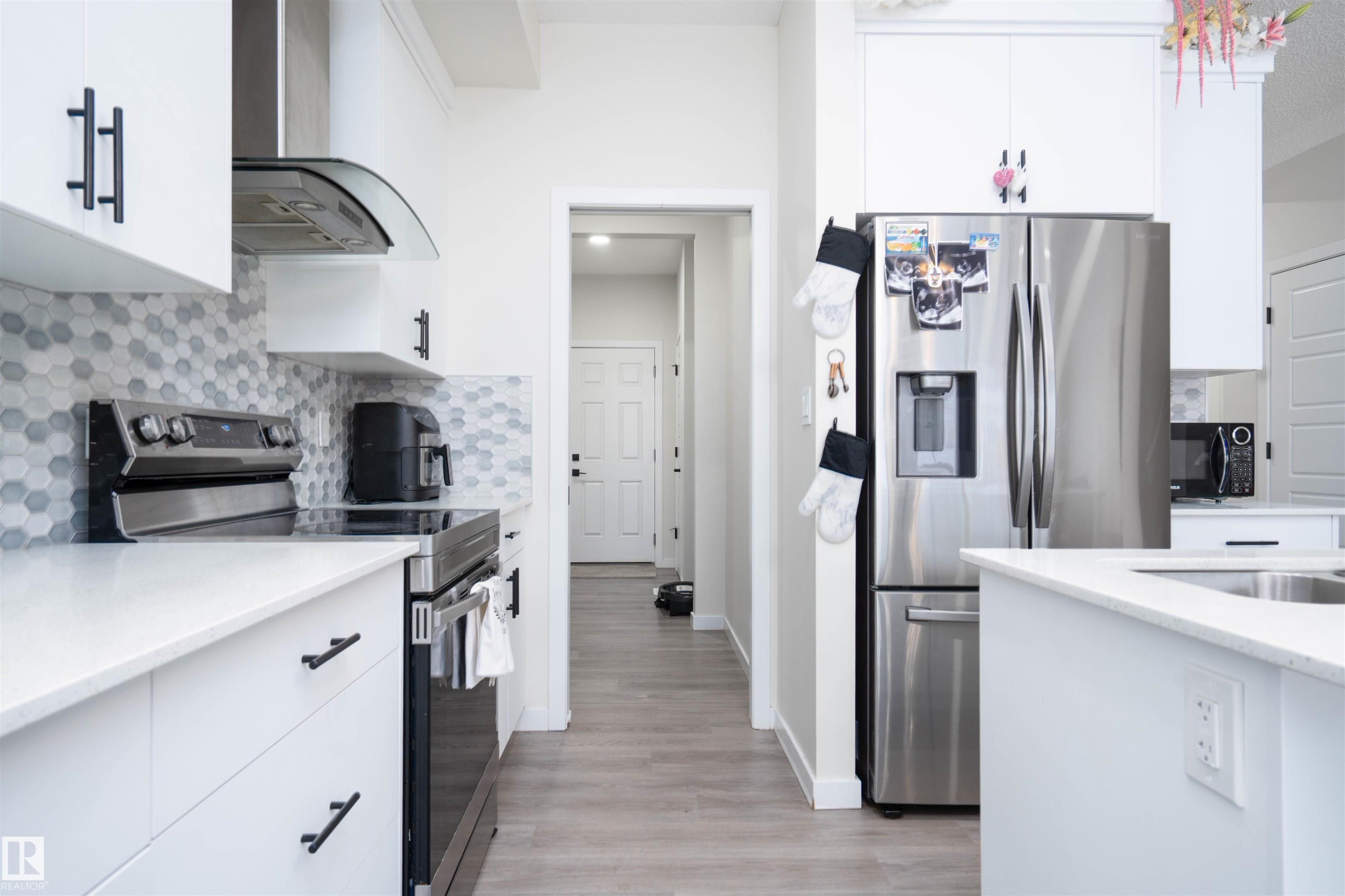 1487 Plum Circle Circle, Edmonton, AB - Indoor Photo Showing Kitchen With Upgraded Kitchen