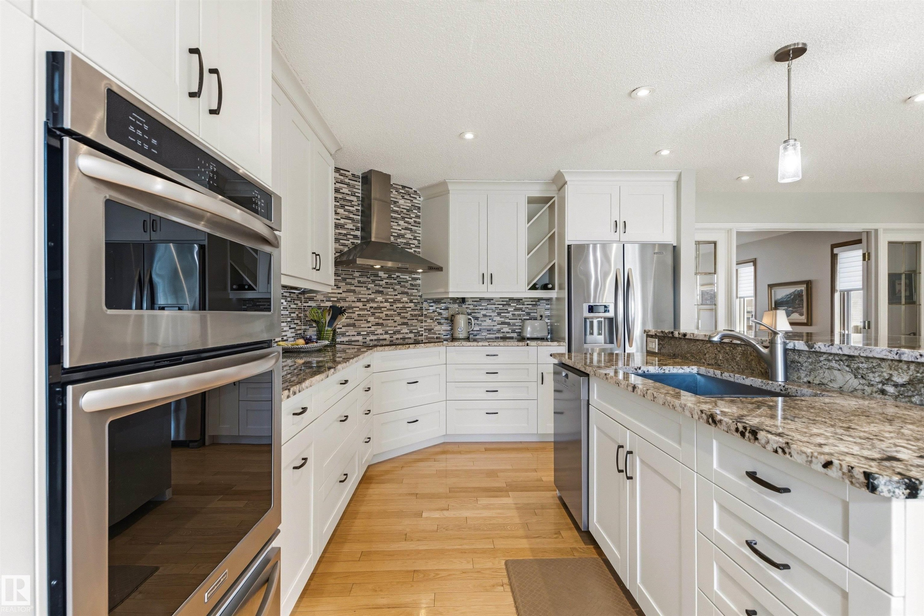 108 Ironwood Place, Edmonton, AB - Indoor Photo Showing Kitchen With Upgraded Kitchen