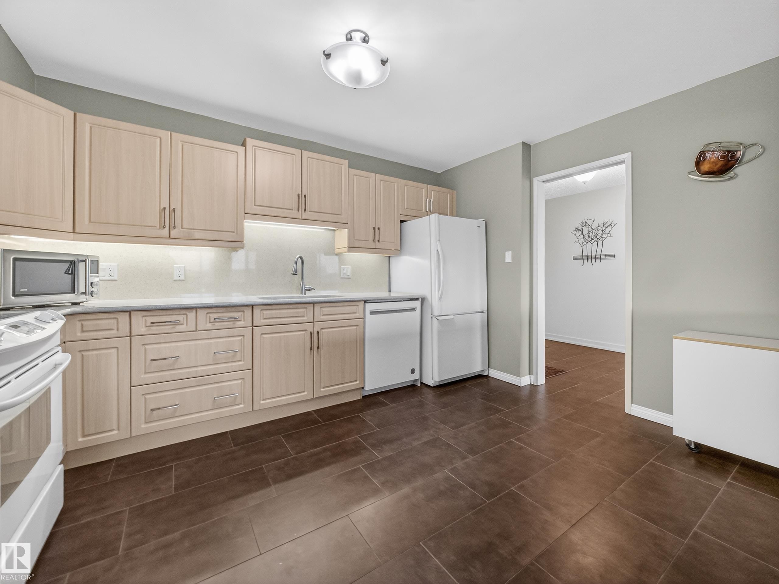 1002 9929 Saskatchewan Drive, Edmonton, AB - Indoor Photo Showing Kitchen