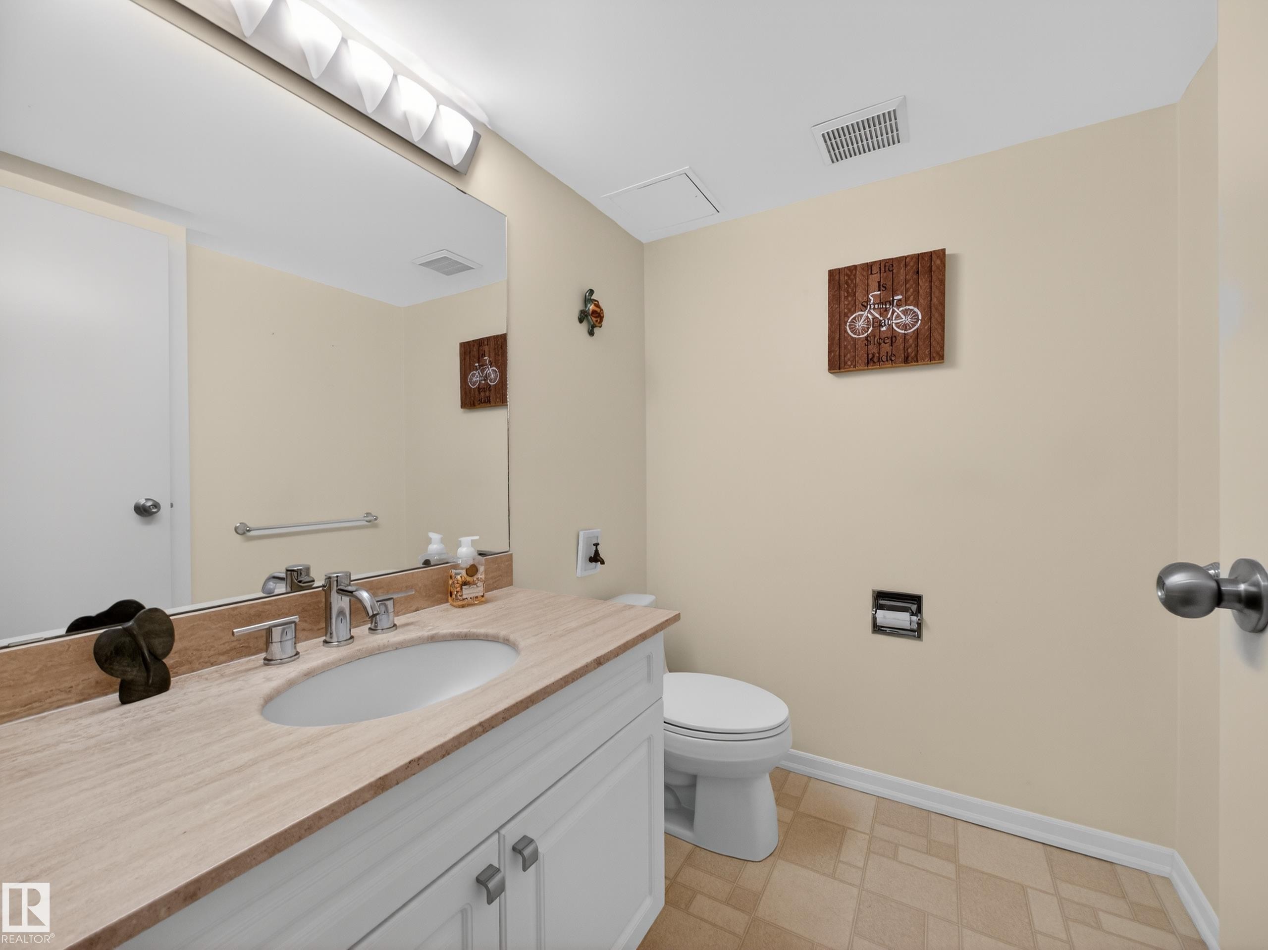 1002 9929 Saskatchewan Drive, Edmonton, AB - Indoor Photo Showing Bathroom