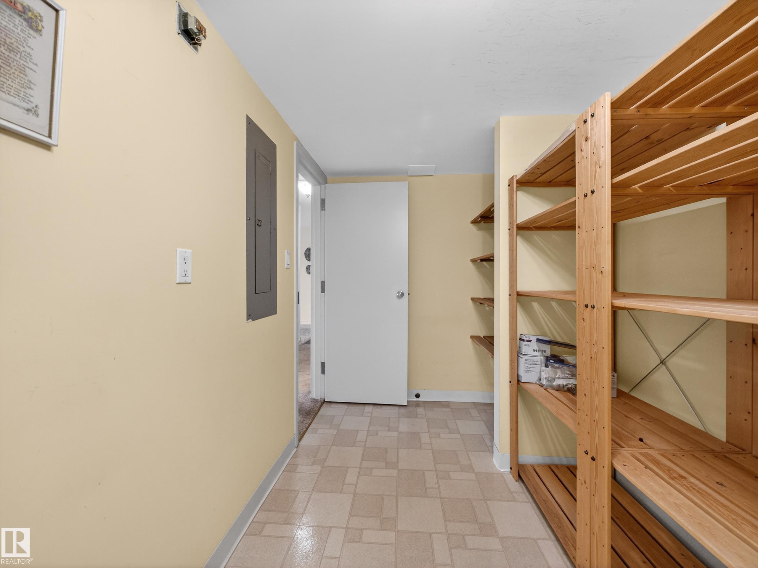 1002 9929 Saskatchewan Drive, Edmonton, AB - Indoor