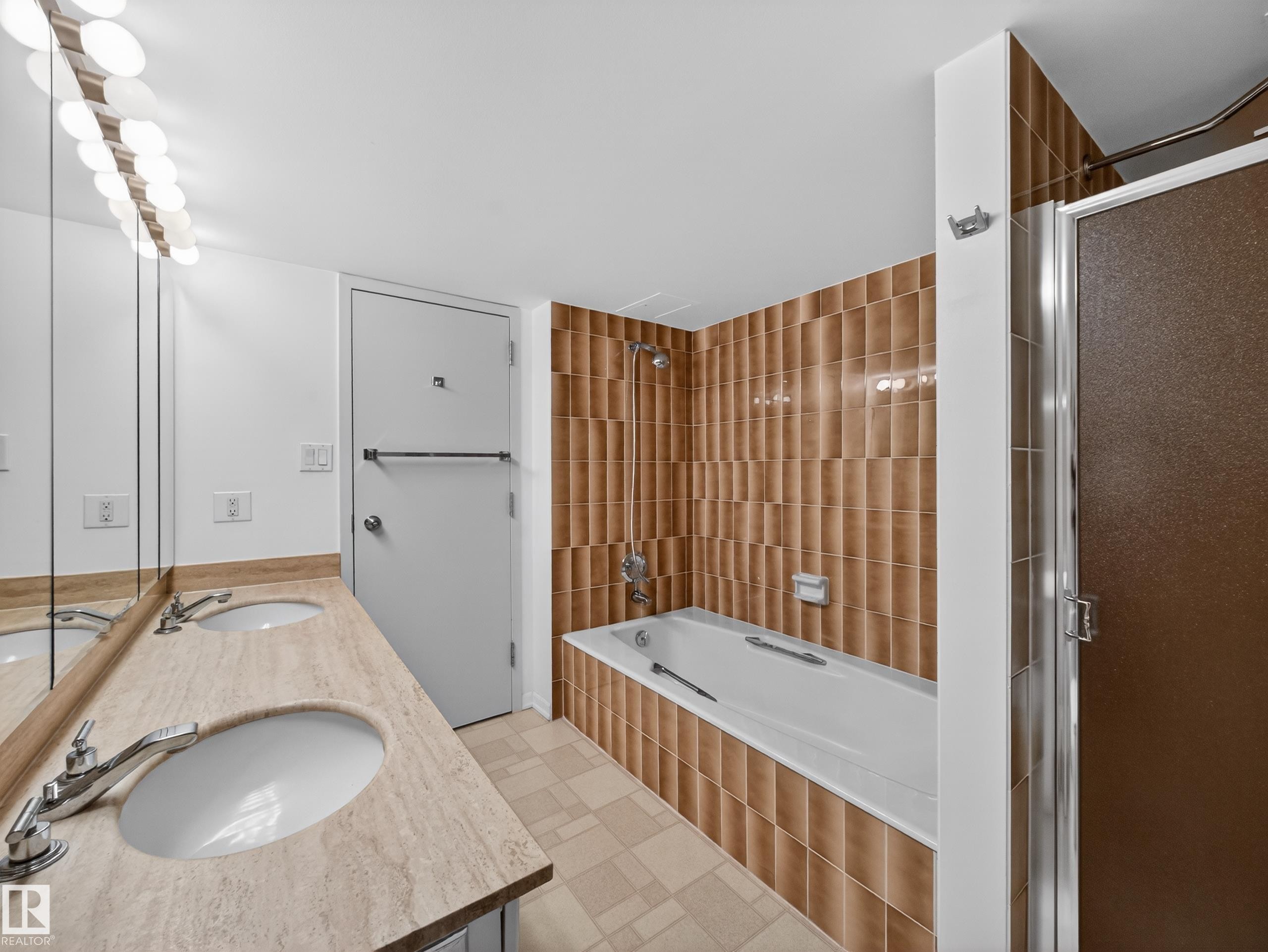 1002 9929 Saskatchewan Drive, Edmonton, AB - Indoor Photo Showing Bathroom