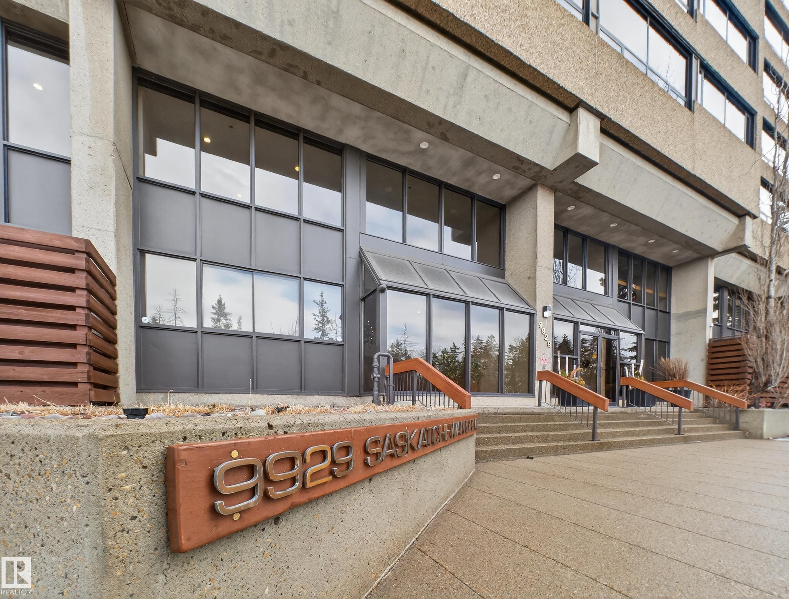 1002 9929 Saskatchewan Drive, Edmonton, AB - Outdoor