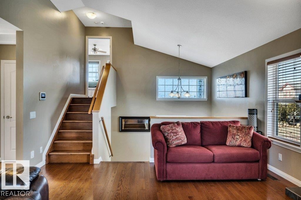253 Birchwood Drive, Devon, AB - Indoor Photo Showing Living Room