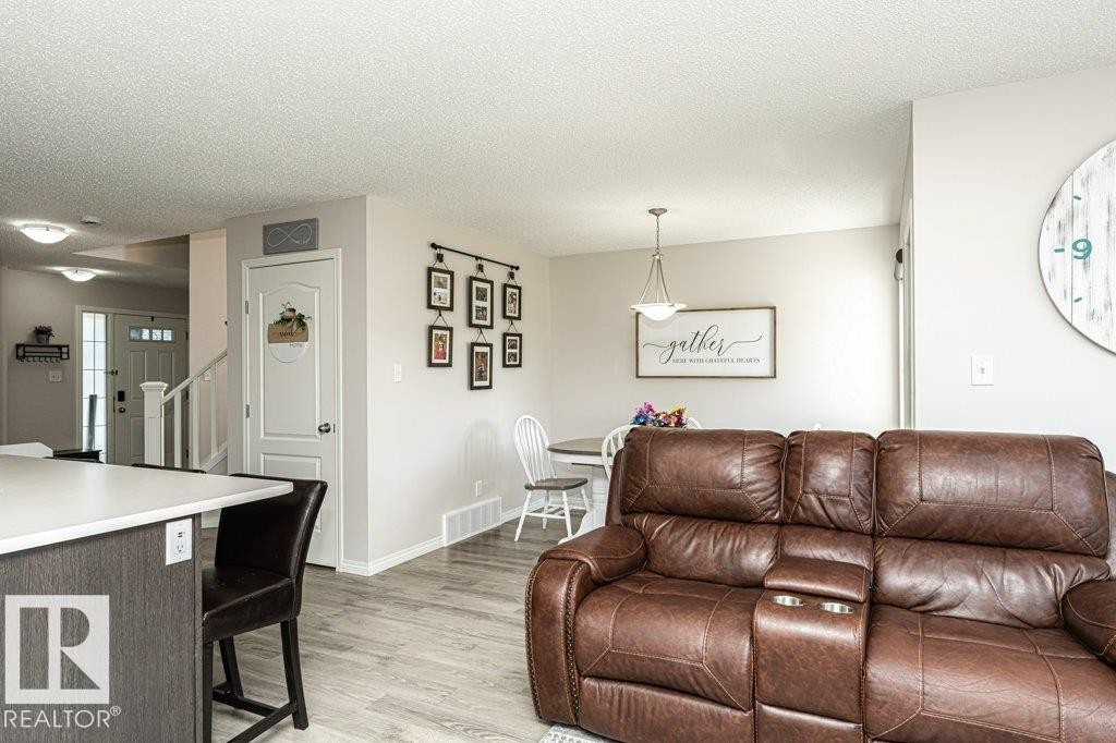 8727 Carson Way, Edmonton, AB - Indoor Photo Showing Living Room