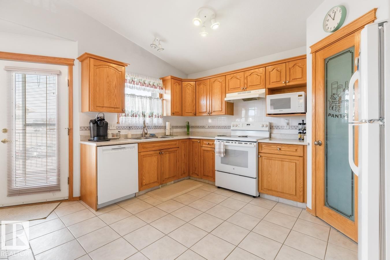 6704 164 Avenue, Edmonton, AB - Indoor Photo Showing Kitchen