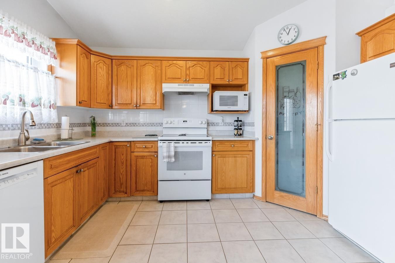 6704 164 Avenue, Edmonton, AB - Indoor Photo Showing Kitchen With Double Sink