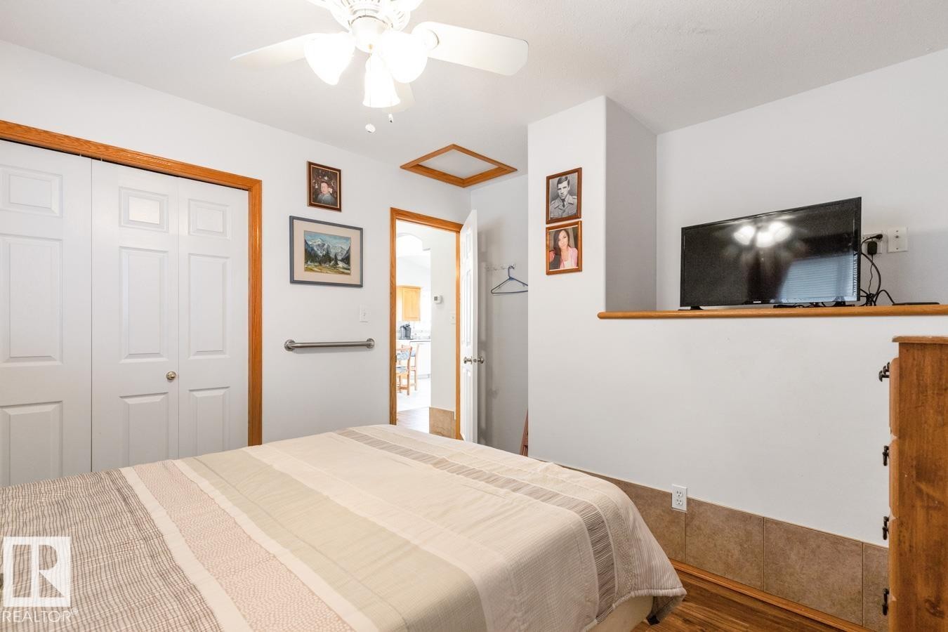 6704 164 Avenue, Edmonton, AB - Indoor Photo Showing Bedroom