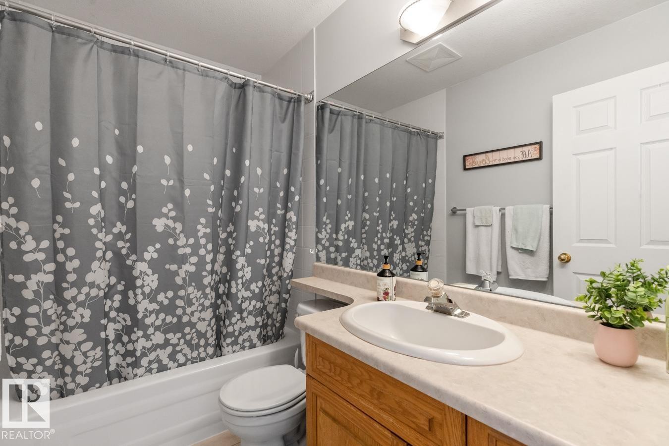 6704 164 Avenue, Edmonton, AB - Indoor Photo Showing Bathroom