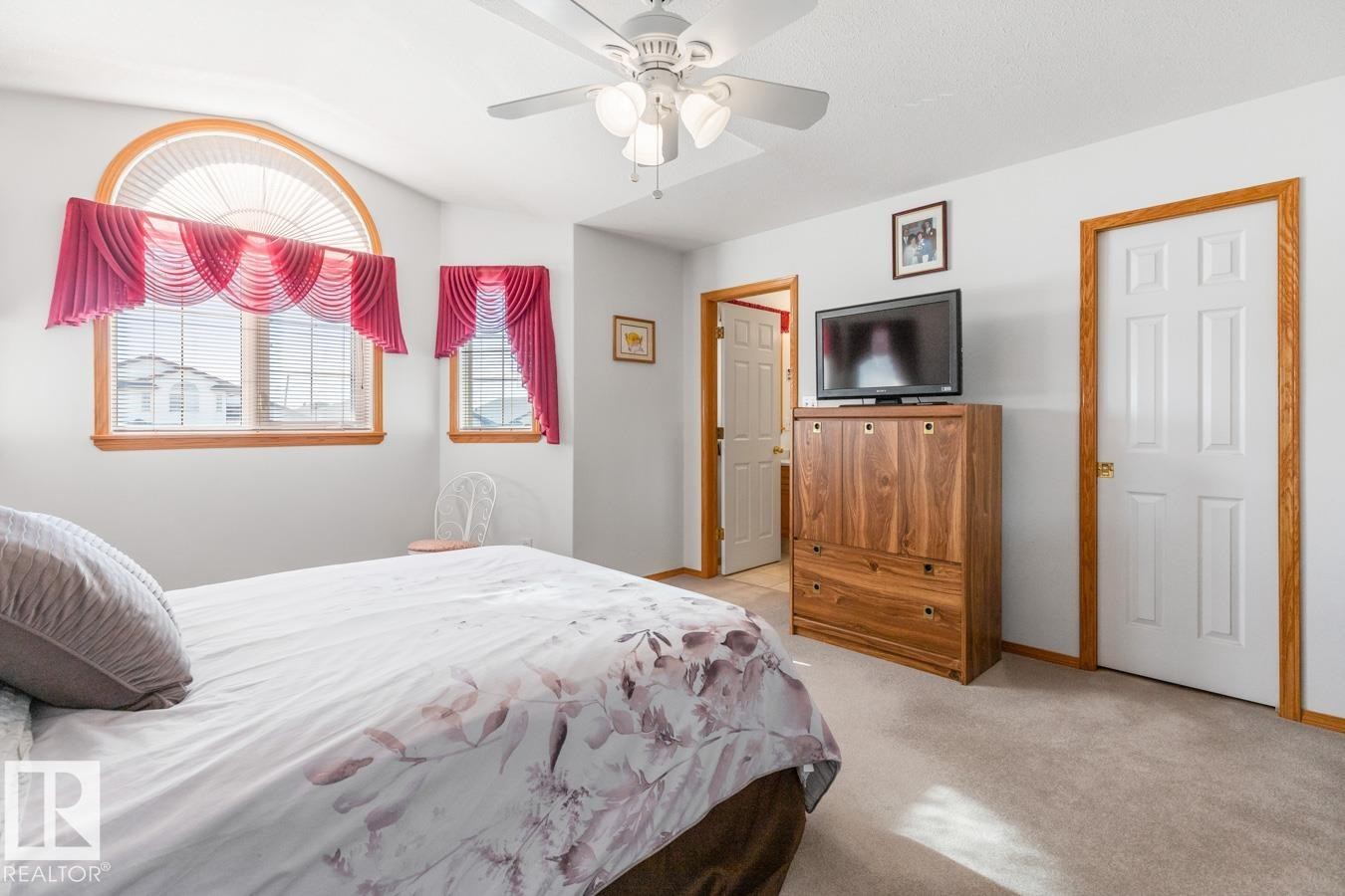 6704 164 Avenue, Edmonton, AB - Indoor Photo Showing Bedroom