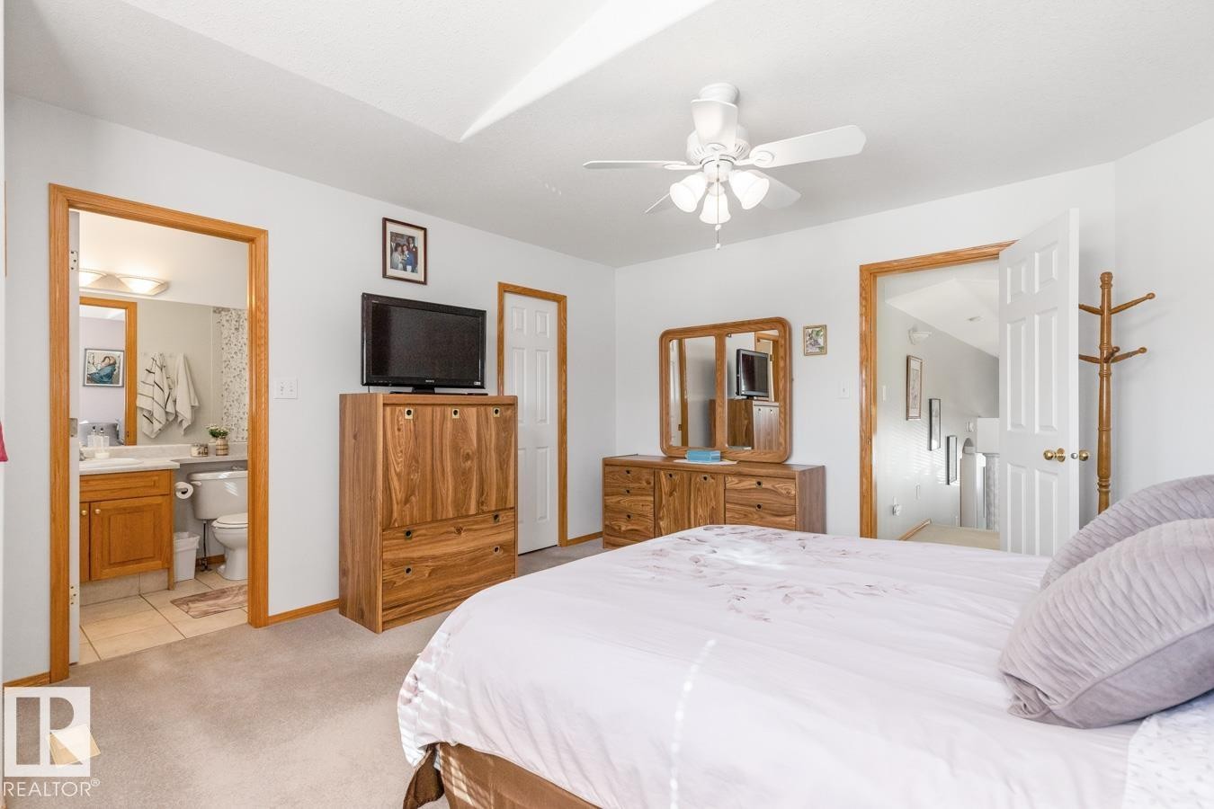 6704 164 Avenue, Edmonton, AB - Indoor Photo Showing Bedroom