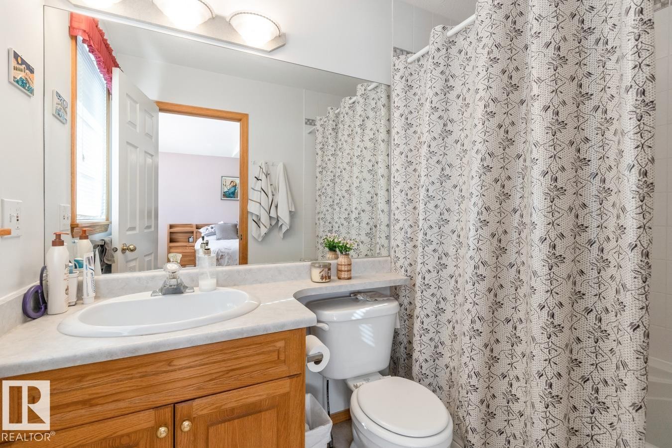 6704 164 Avenue, Edmonton, AB - Indoor Photo Showing Bathroom