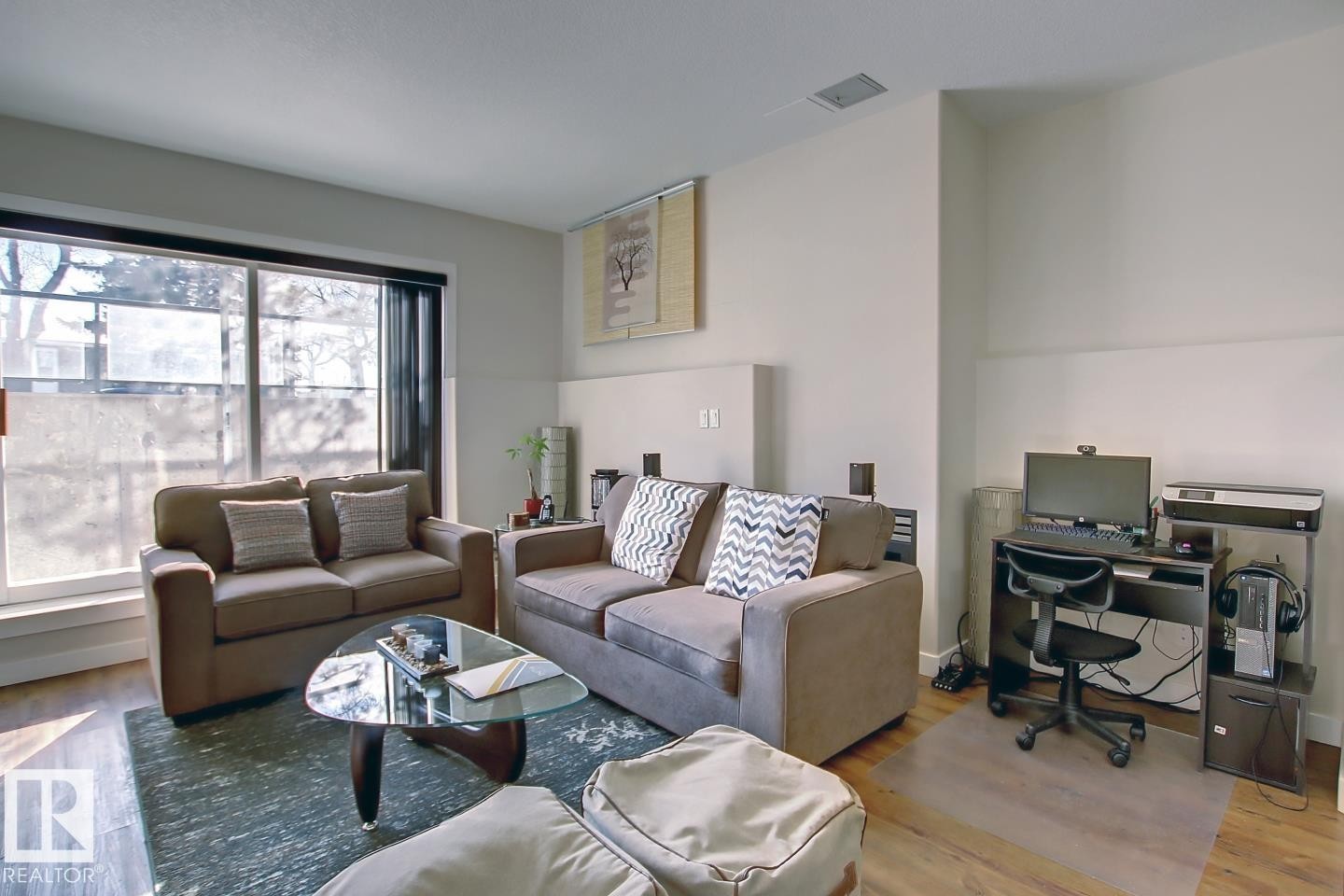 102 10905 109 Street, Edmonton, AB - Indoor Photo Showing Living Room