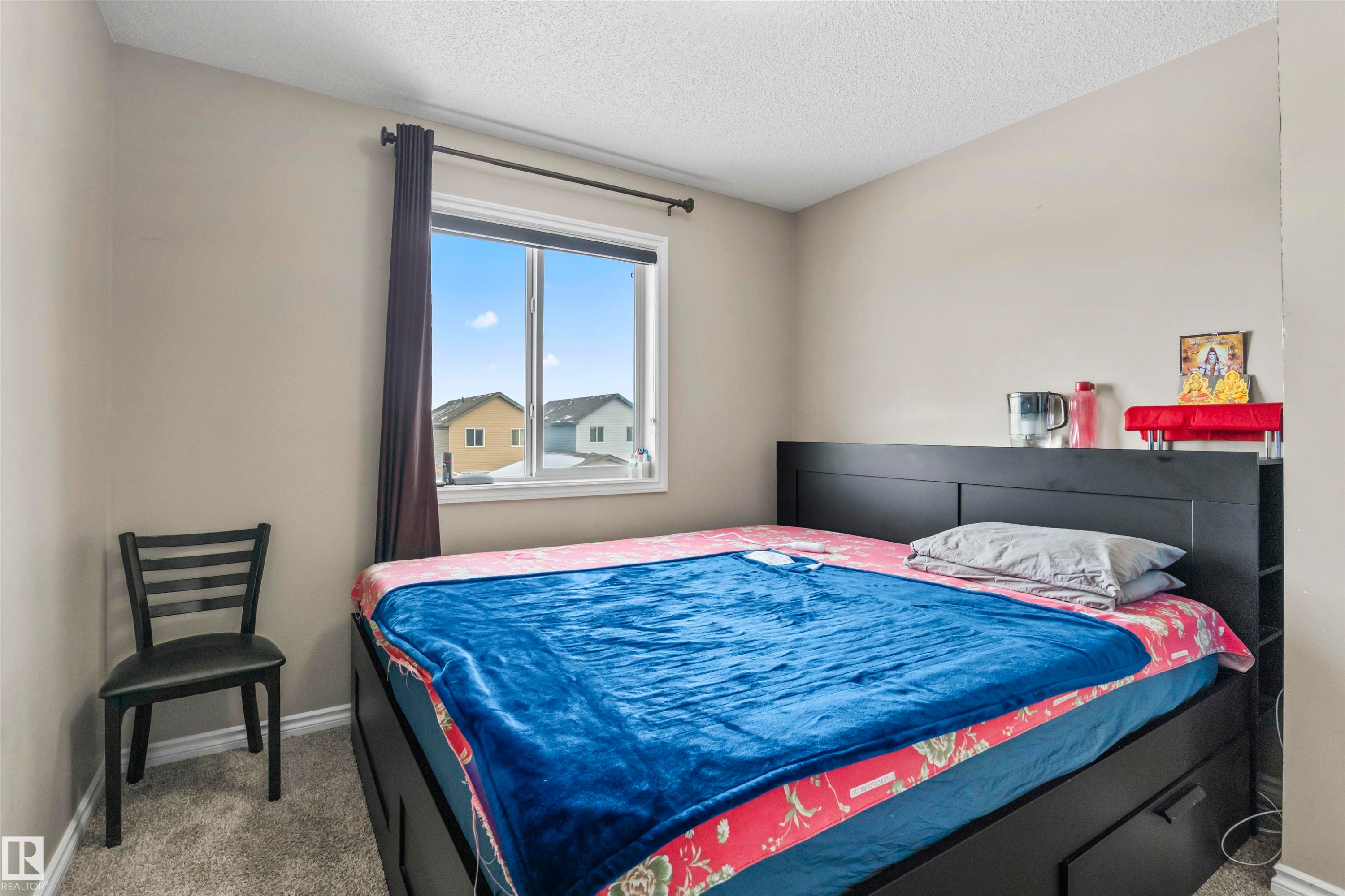 Carpeted bedroom with baseboards and a textured ceiling - 2526 19A Avenue Nw, Edmonton, AB - Indoor Photo Showing Bedroom