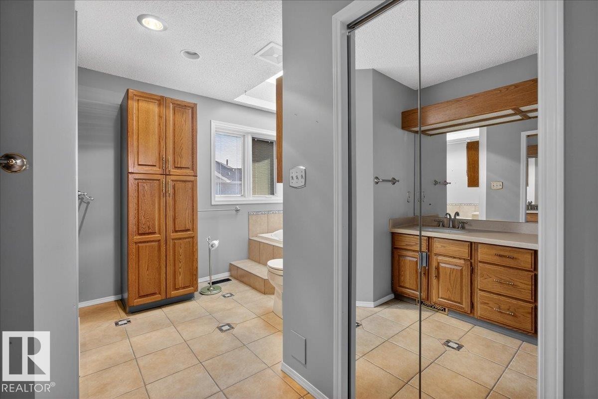 17715 57 Avenue, Edmonton, AB - Indoor Photo Showing Bathroom