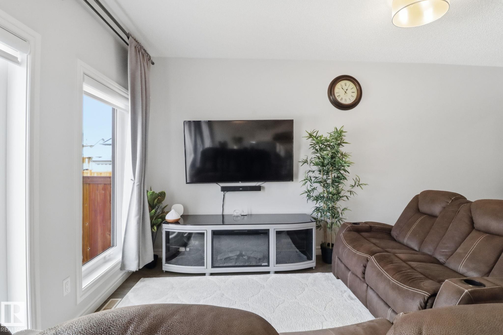 812 176 Street Sw, Edmonton, AB - Indoor Photo Showing Living Room