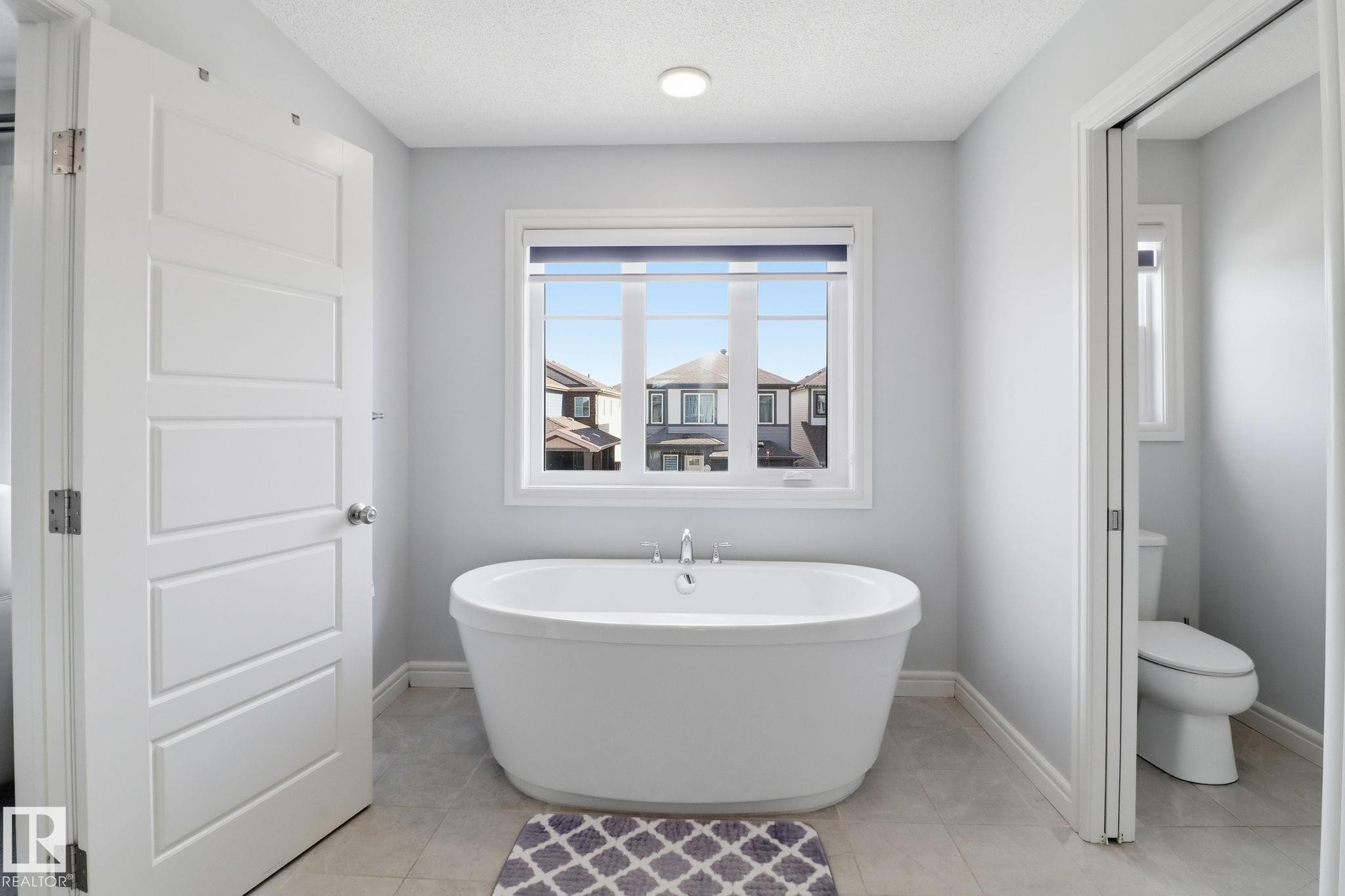 812 176 Street Sw, Edmonton, AB - Indoor Photo Showing Bathroom