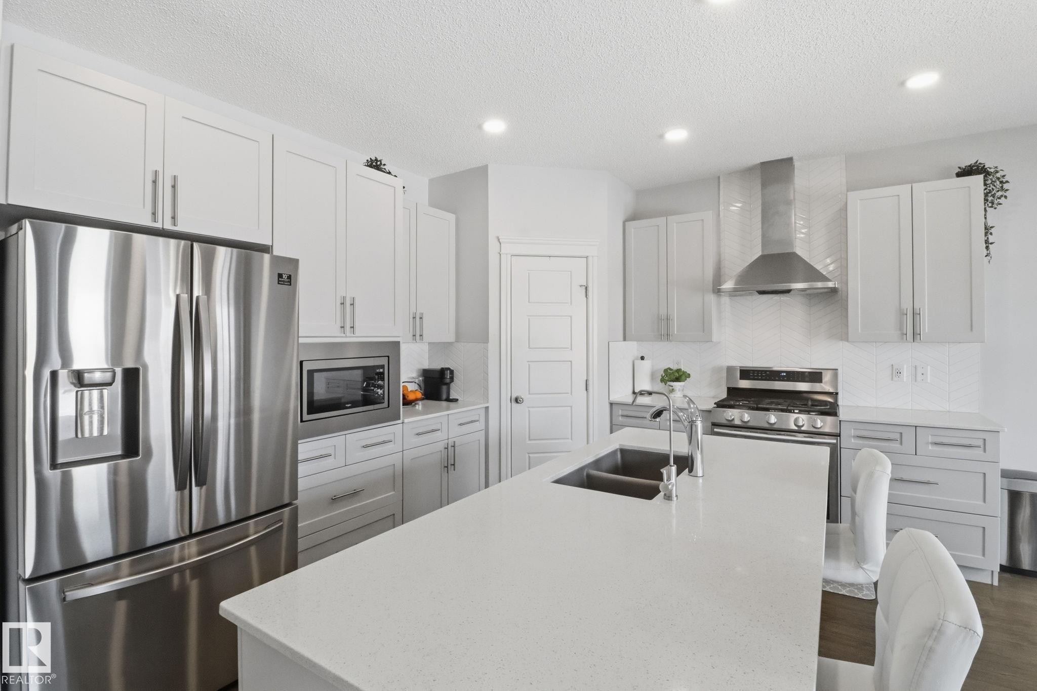 812 176 Street Sw, Edmonton, AB - Indoor Photo Showing Kitchen With Double Sink With Upgraded Kitchen