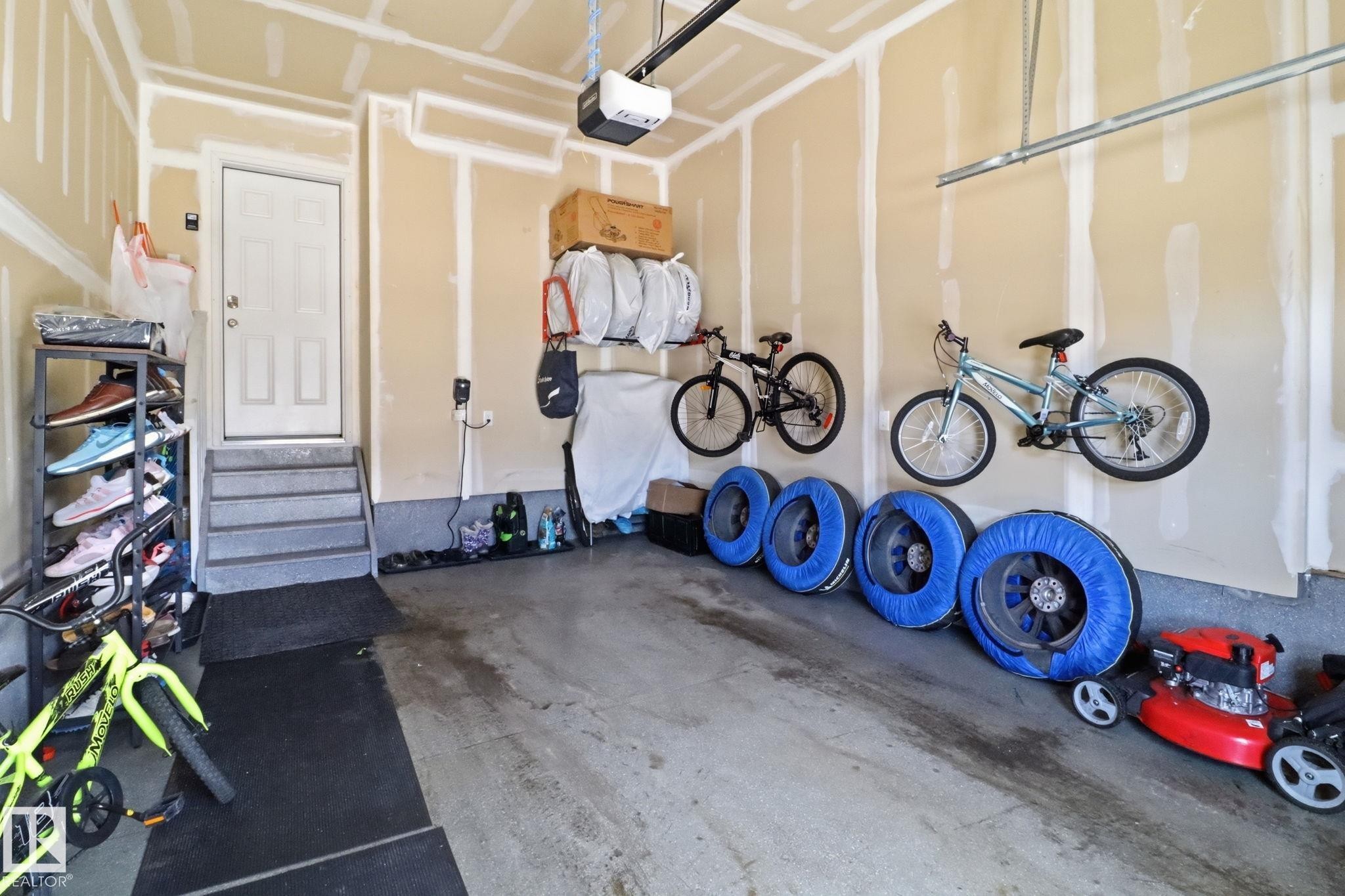 812 176 Street Sw, Edmonton, AB - Indoor Photo Showing Garage