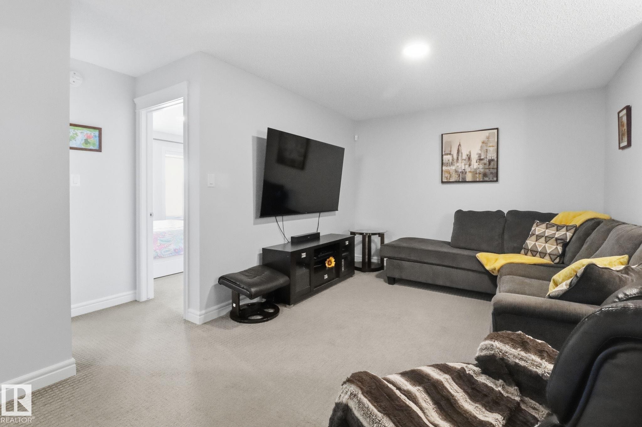 812 176 Street Sw, Edmonton, AB - Indoor Photo Showing Living Room