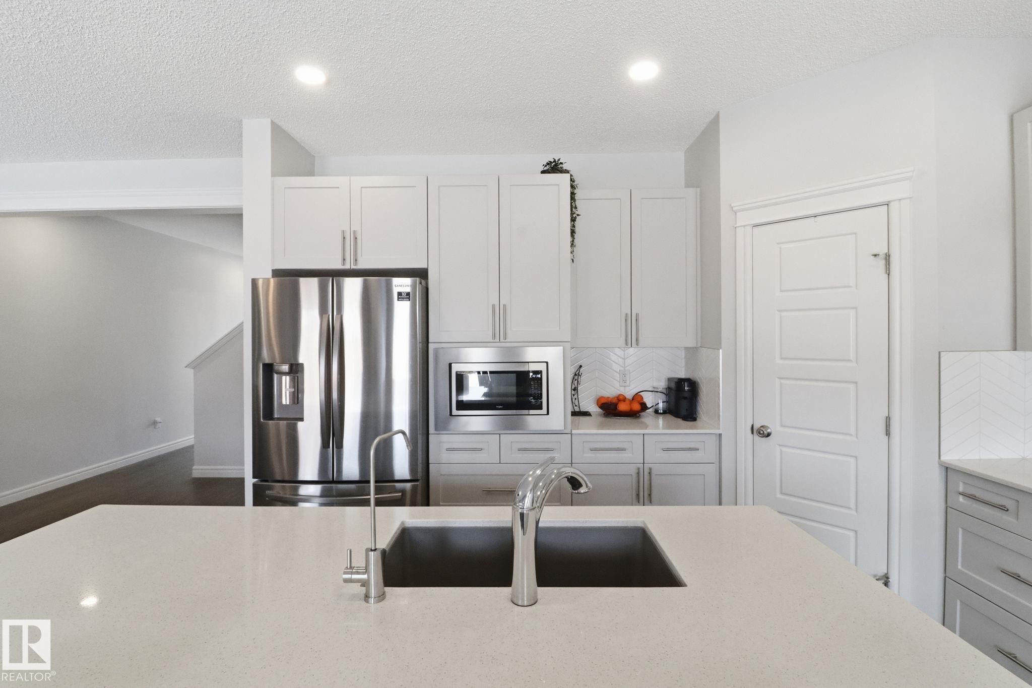 812 176 Street Sw, Edmonton, AB - Indoor Photo Showing Kitchen With Upgraded Kitchen