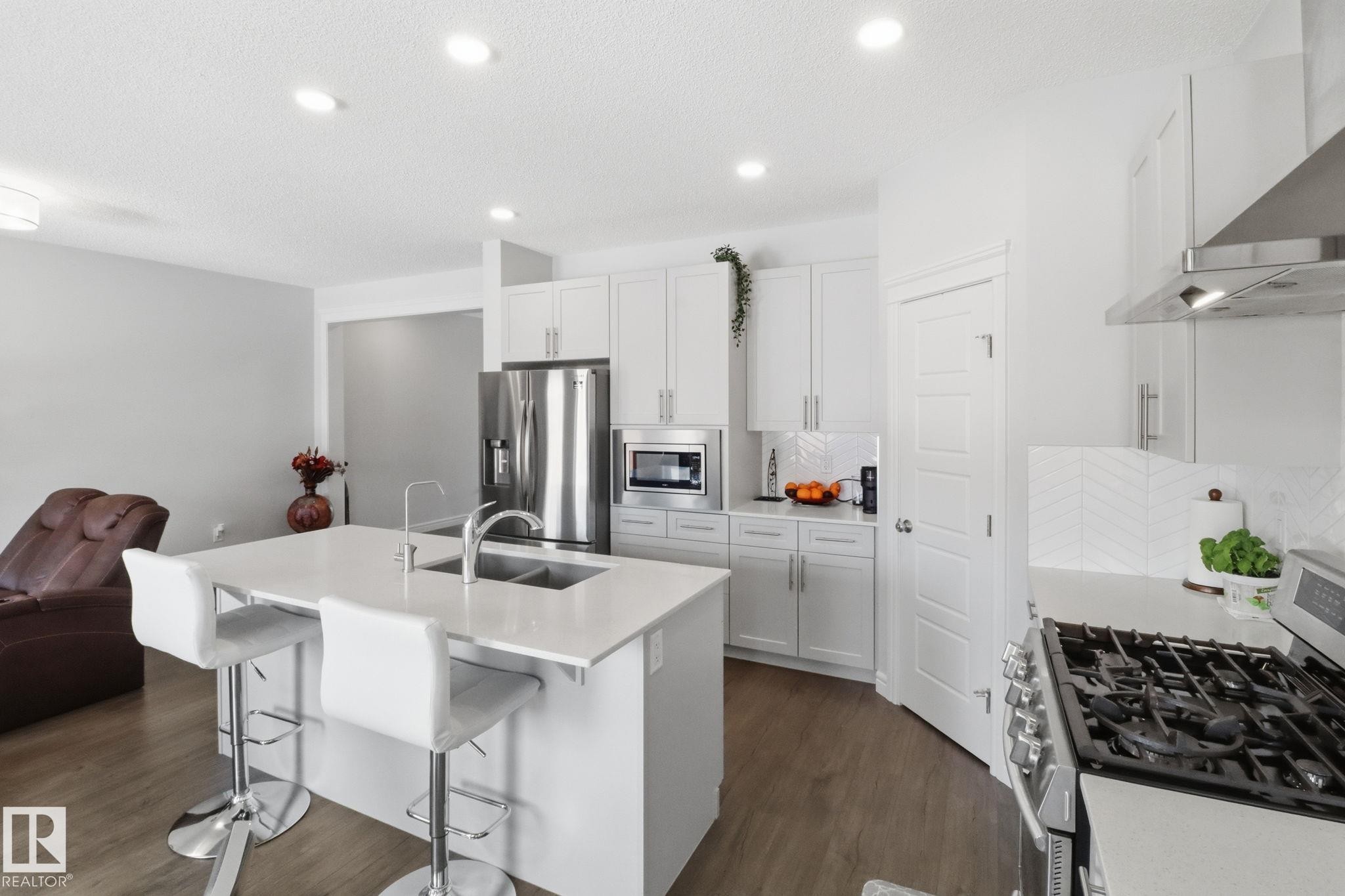 812 176 Street Sw, Edmonton, AB - Indoor Photo Showing Kitchen With Double Sink With Upgraded Kitchen