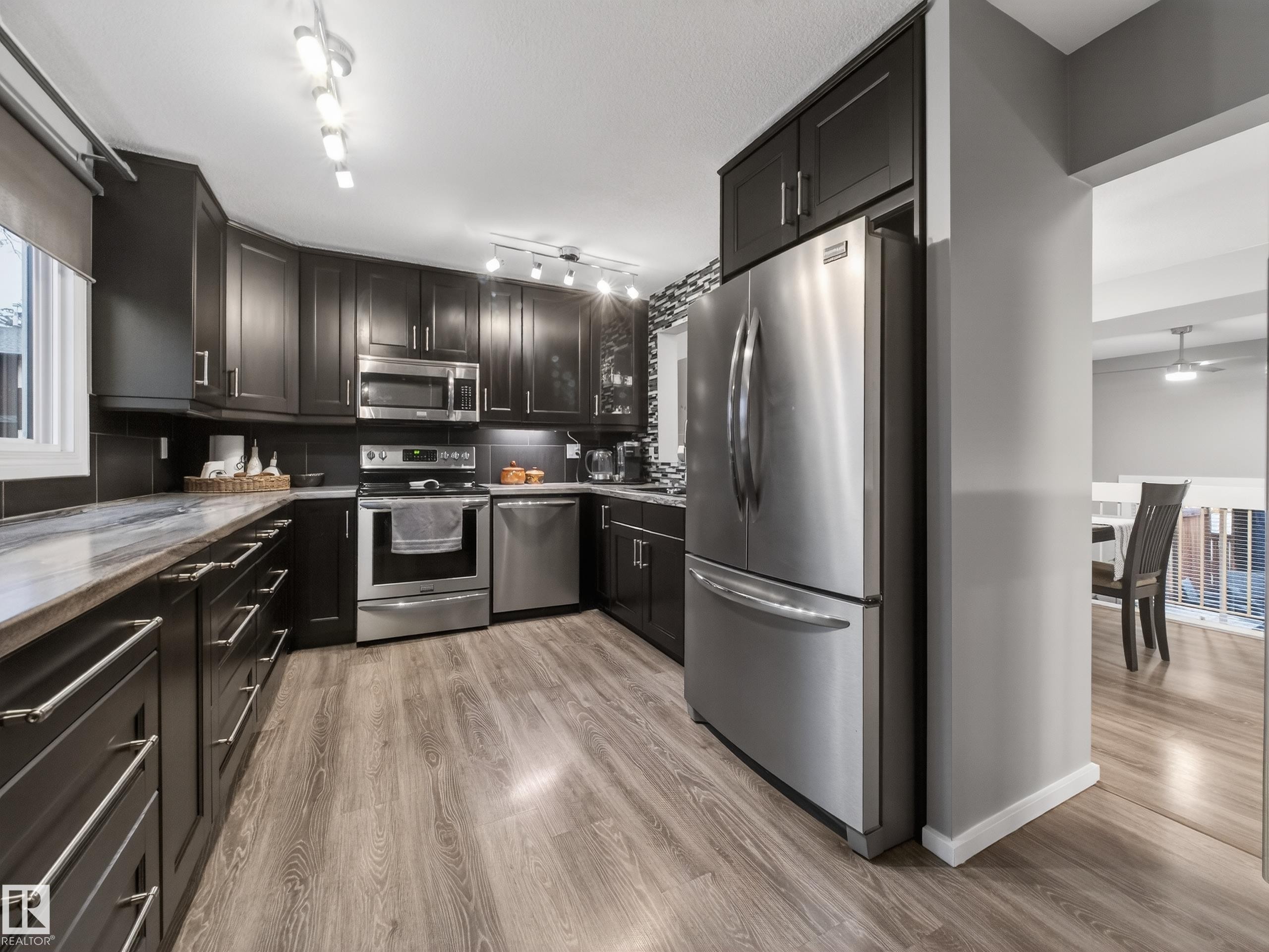 21 Glaewyn Estates, St. Albert, AB - Indoor Photo Showing Kitchen With Stainless Steel Kitchen