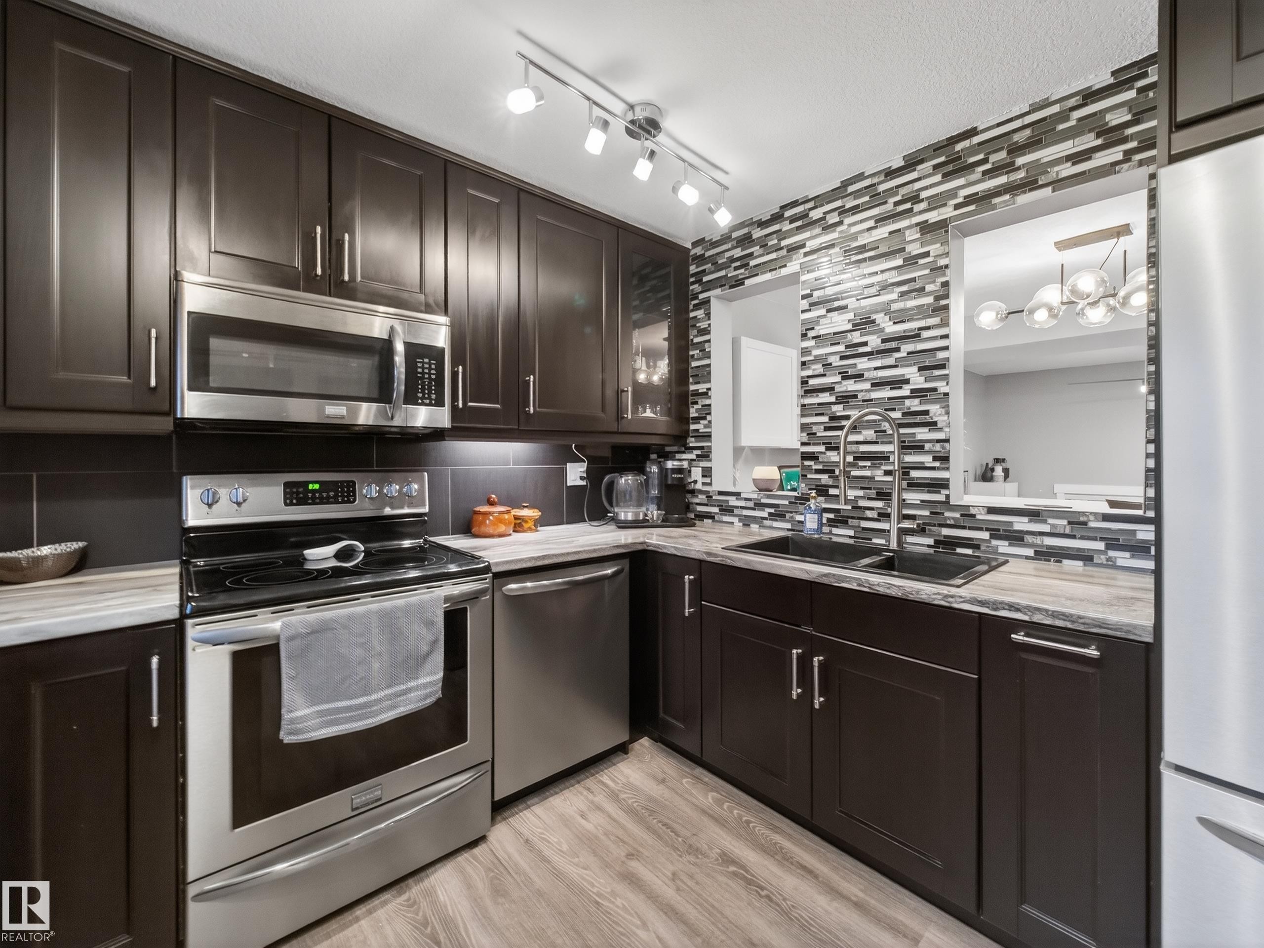 21 Glaewyn Estates, St. Albert, AB - Indoor Photo Showing Kitchen With Double Sink