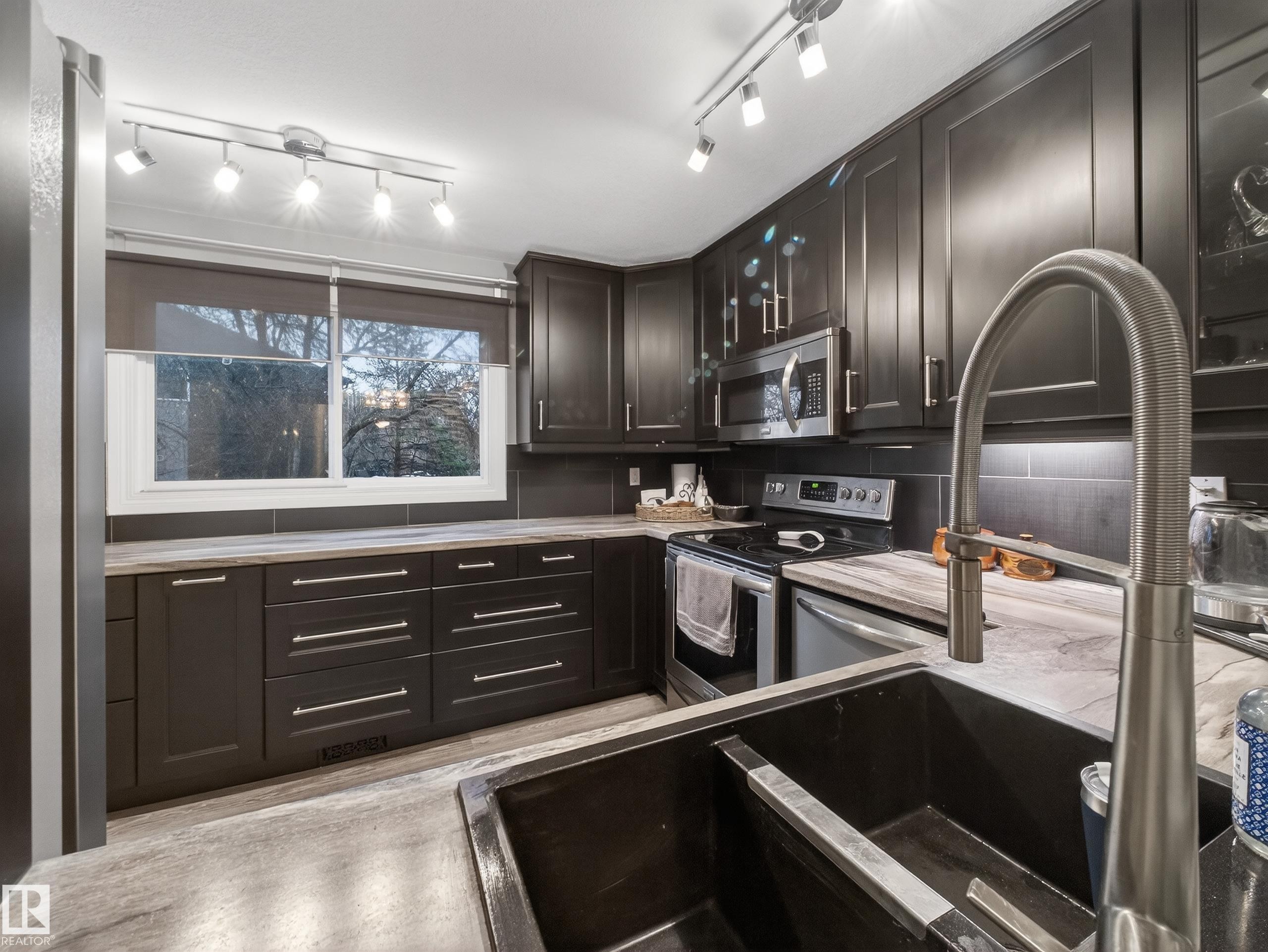 21 Glaewyn Estates, St. Albert, AB - Indoor Photo Showing Kitchen With Stainless Steel Kitchen With Upgraded Kitchen