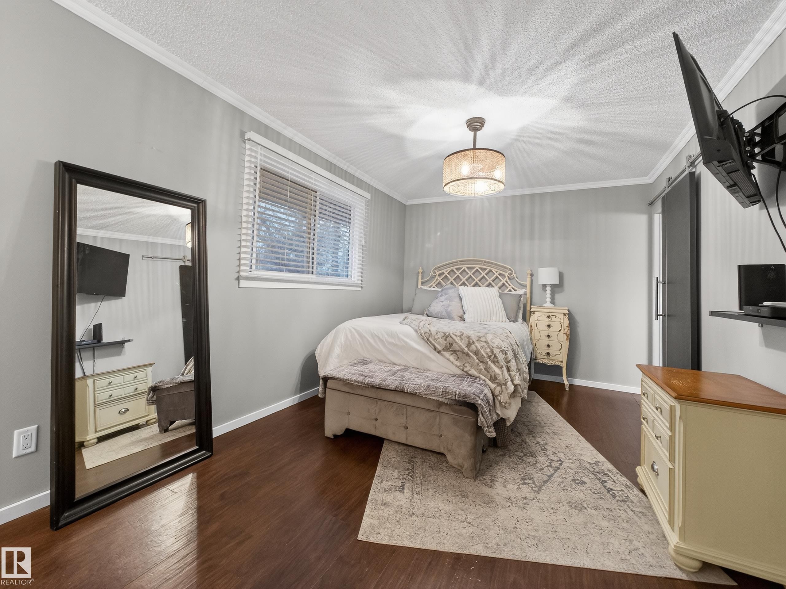 21 Glaewyn Estates, St. Albert, AB - Indoor Photo Showing Bedroom