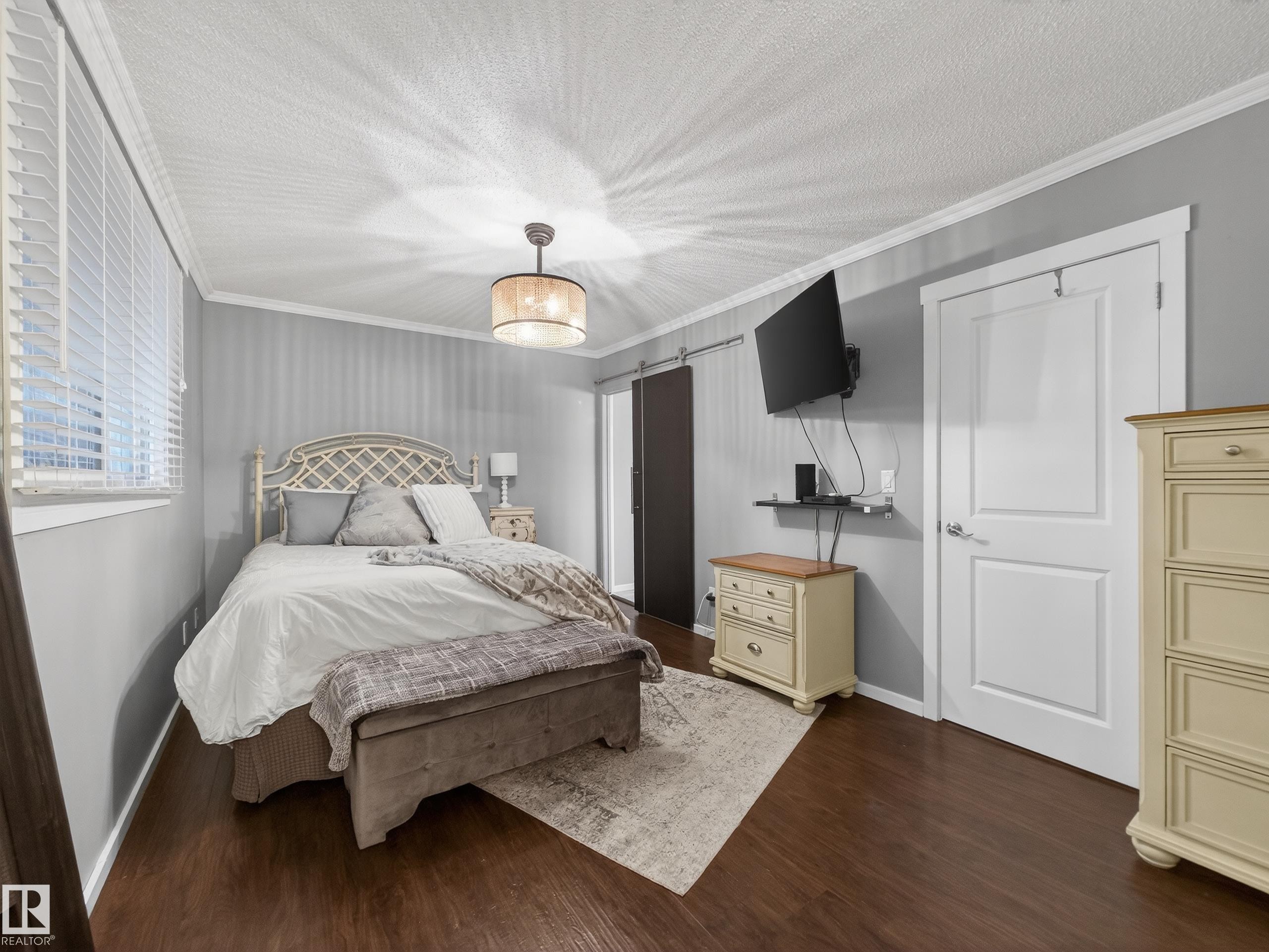 21 Glaewyn Estates, St. Albert, AB - Indoor Photo Showing Bedroom