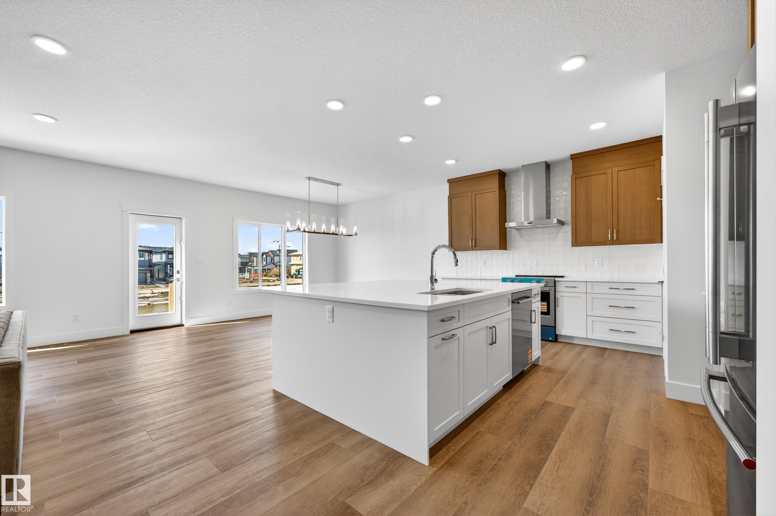 7091 Kiviaq Crescent, Edmonton, AB - Indoor Photo Showing Kitchen With Double Sink With Upgraded Kitchen