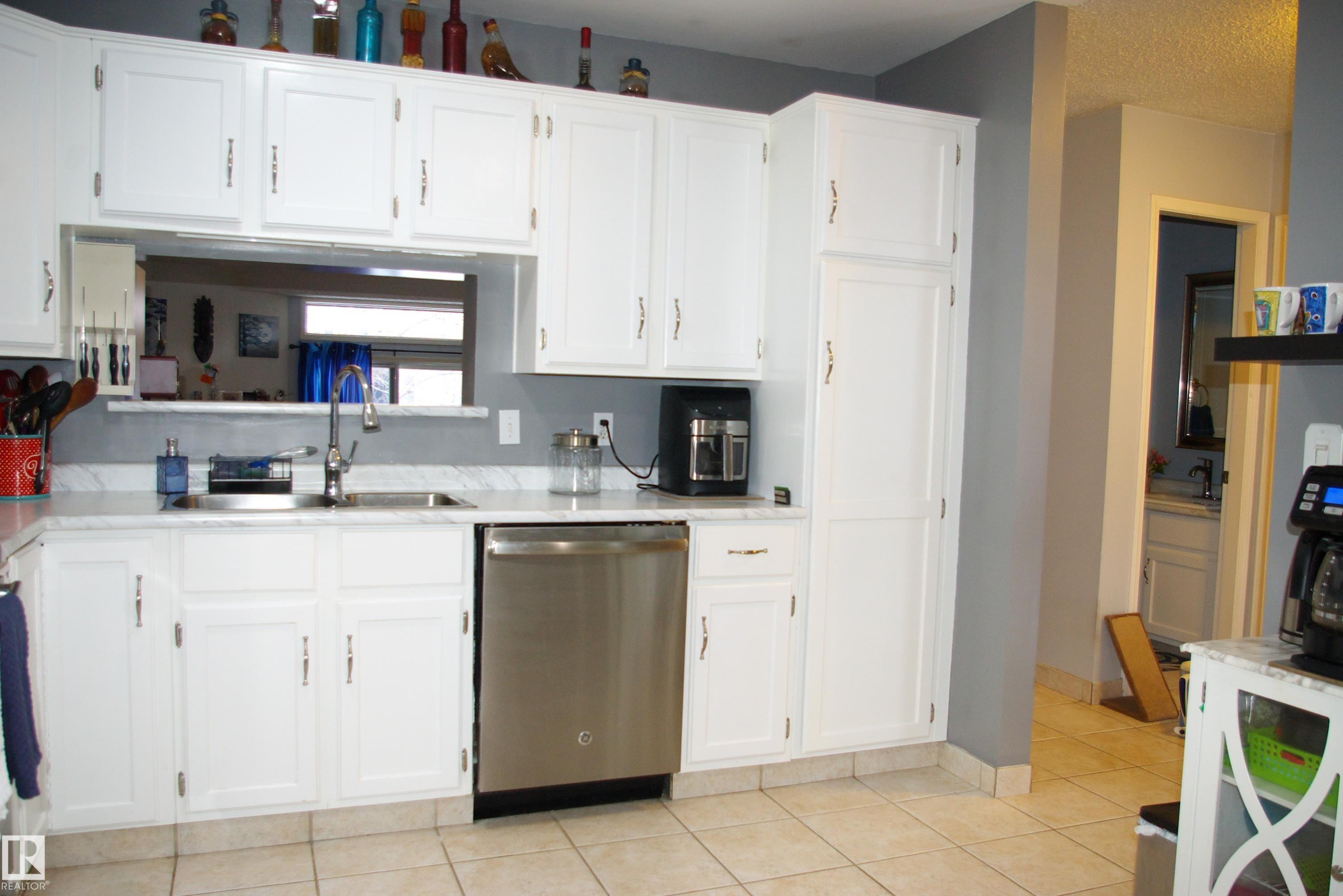 208 Lakeside Green, St. Albert, AB - Indoor Photo Showing Kitchen With Double Sink